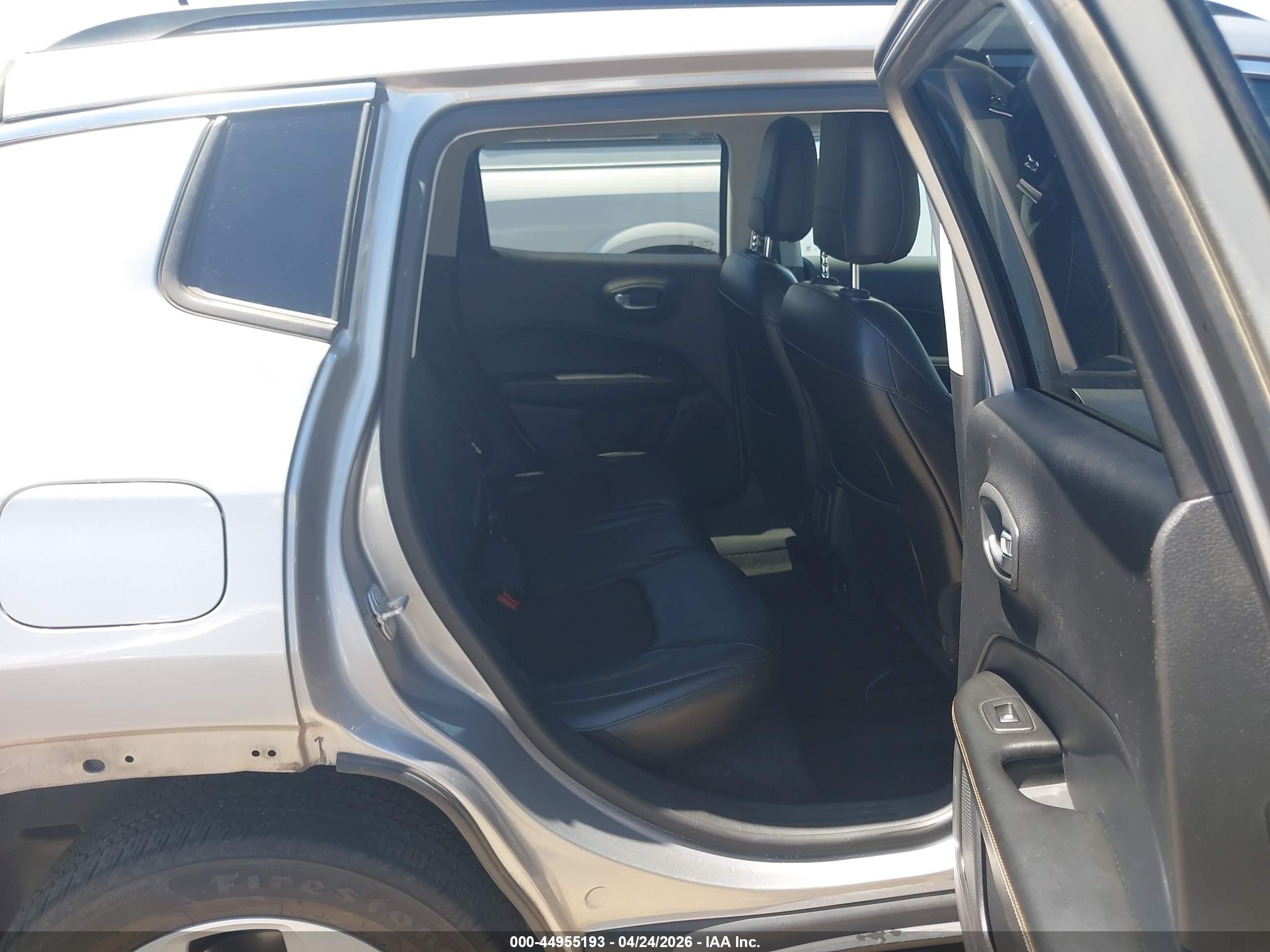 2018 Jeep Compass Latitude 4x4 Silver vin: 3C4NJDBB3JT161133