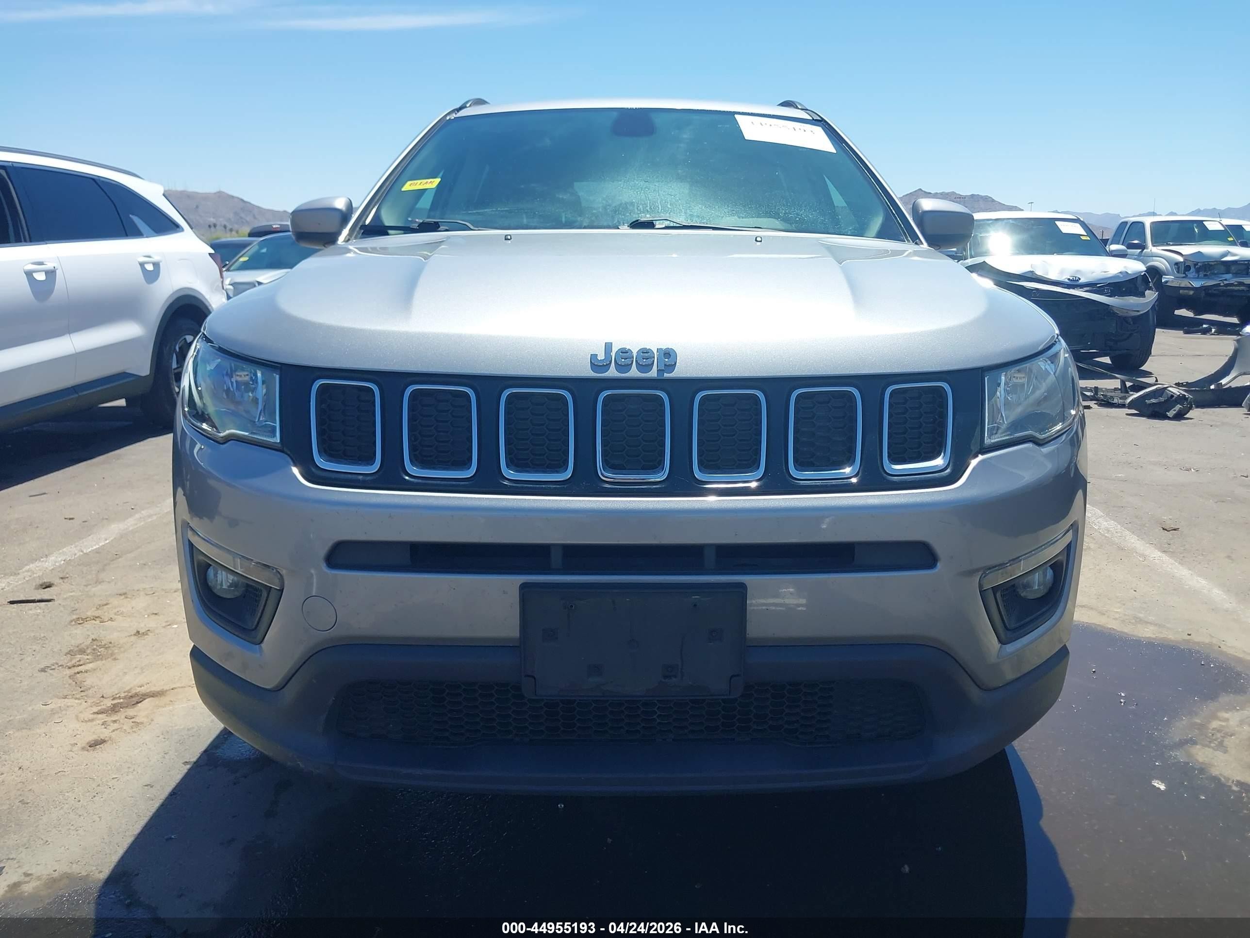 2018 Jeep Compass Latitude 4x4 Silver vin: 3C4NJDBB3JT161133