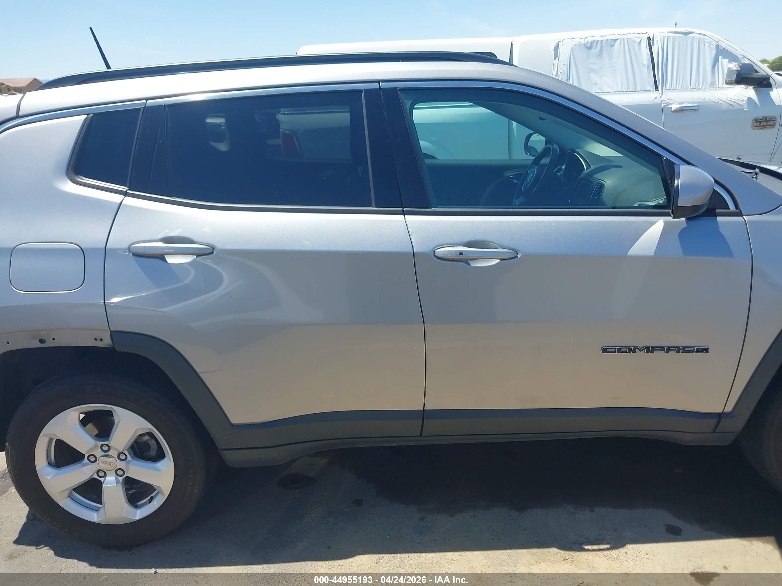 2018 Jeep Compass Latitude 4x4 Silver vin: 3C4NJDBB3JT161133