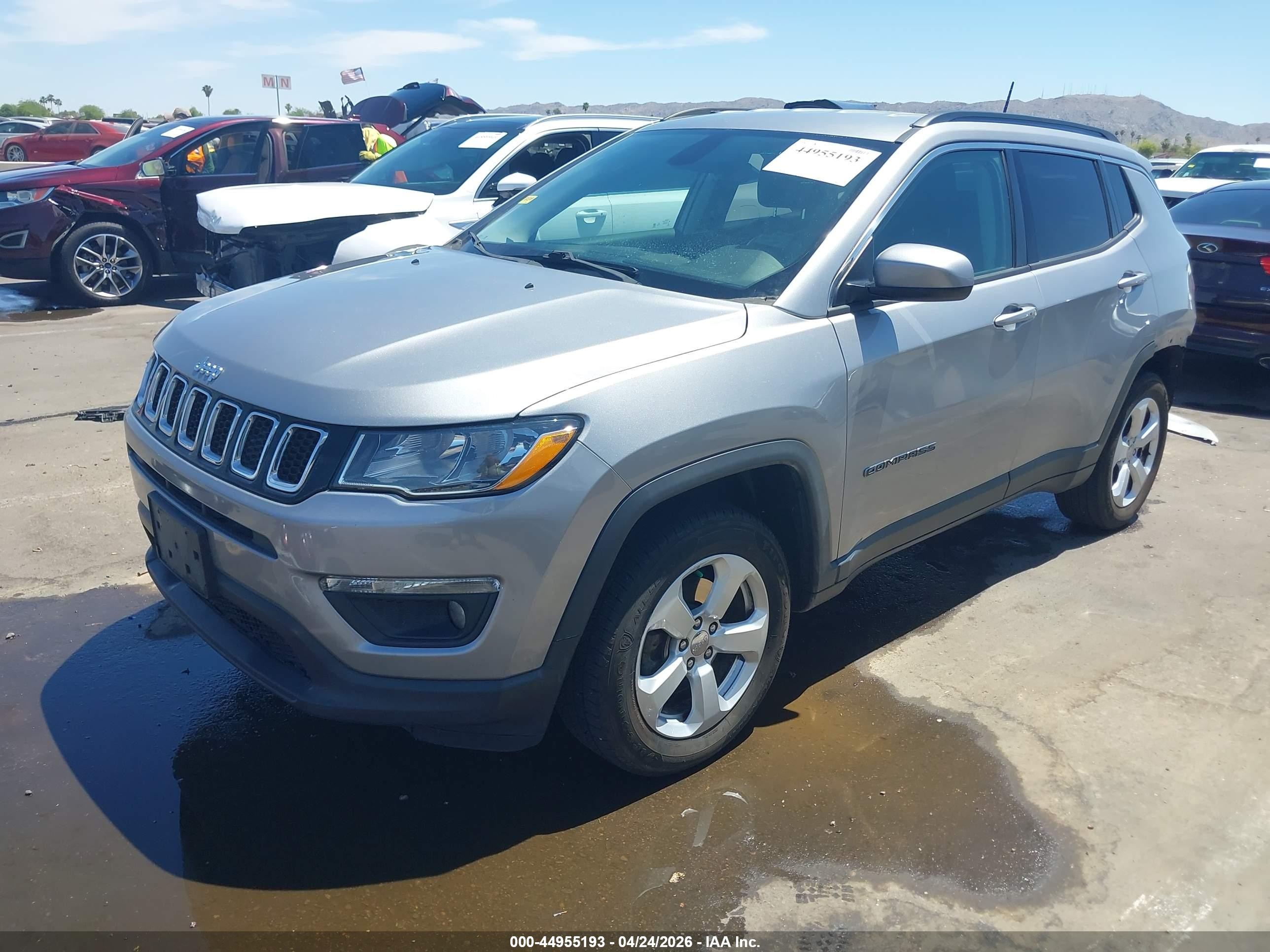 2018 Jeep Compass Latitude 4x4 Silver vin: 3C4NJDBB3JT161133