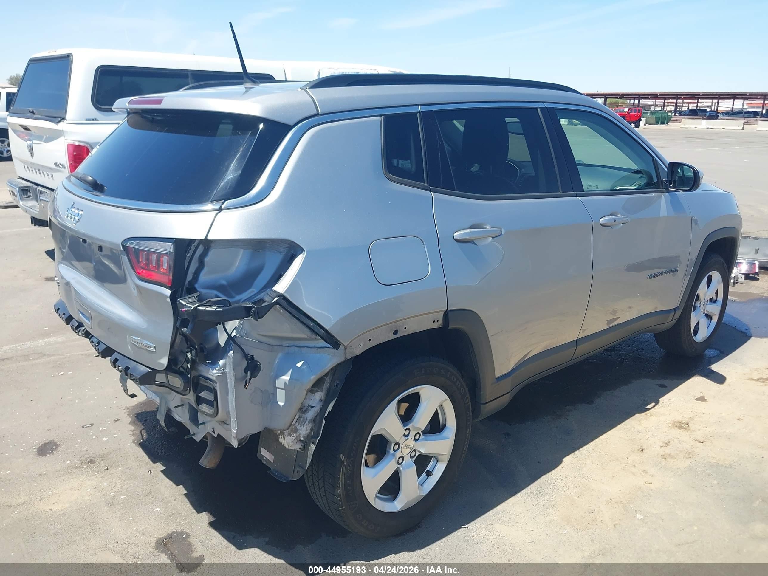 2018 Jeep Compass Latitude 4x4 Silver vin: 3C4NJDBB3JT161133