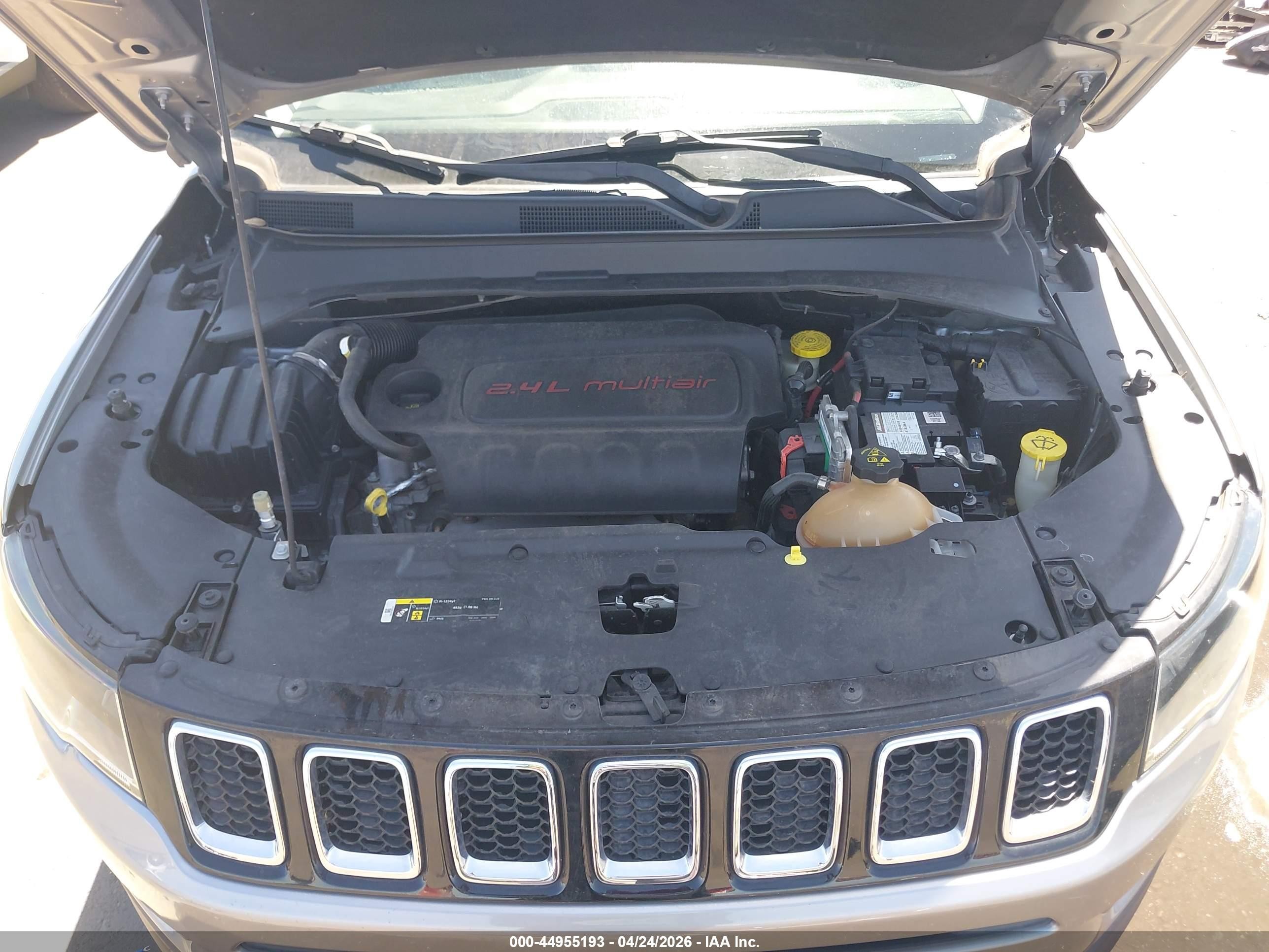 2018 Jeep Compass Latitude 4x4 Silver vin: 3C4NJDBB3JT161133
