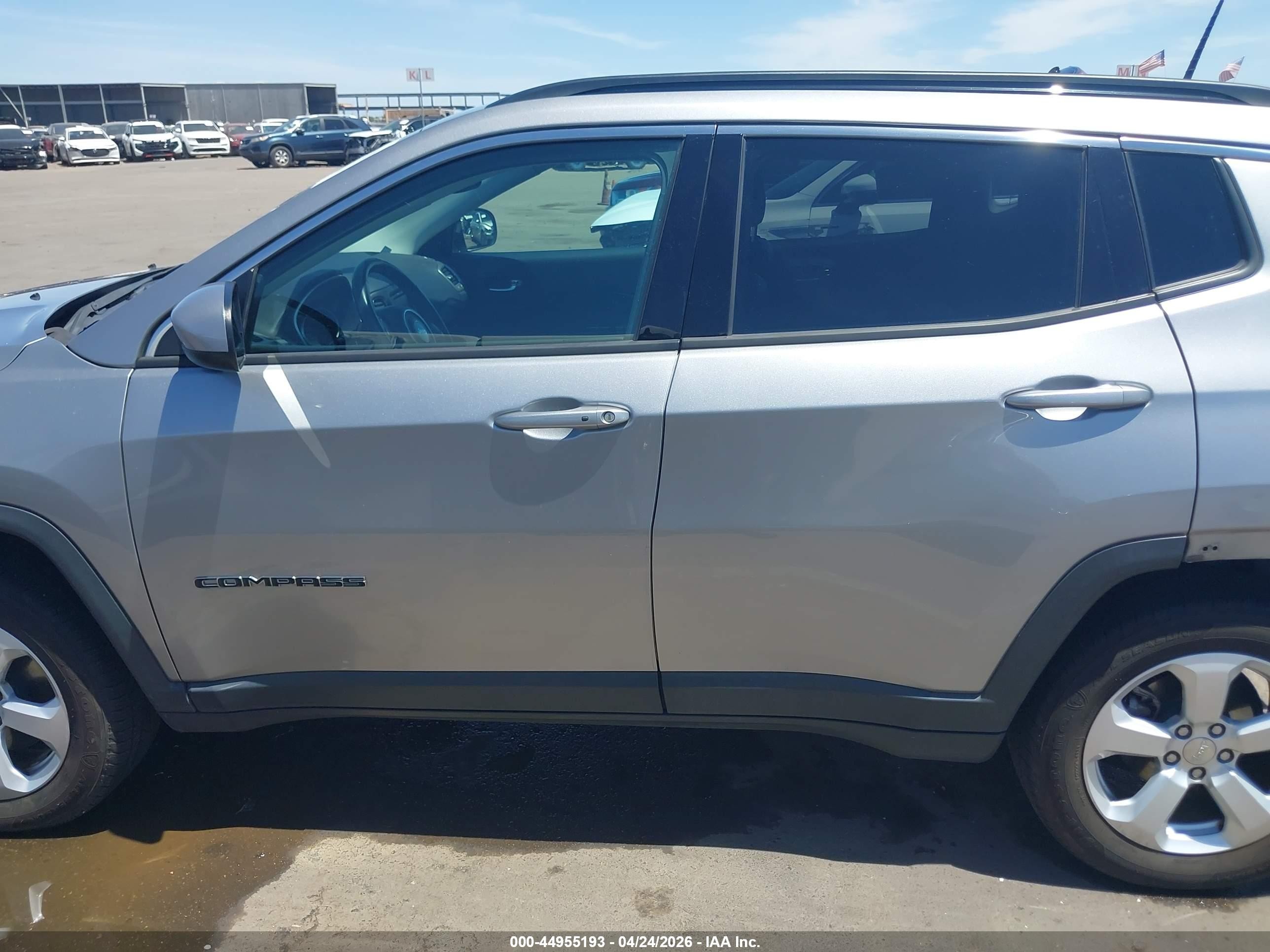 2018 Jeep Compass Latitude 4x4 Silver vin: 3C4NJDBB3JT161133