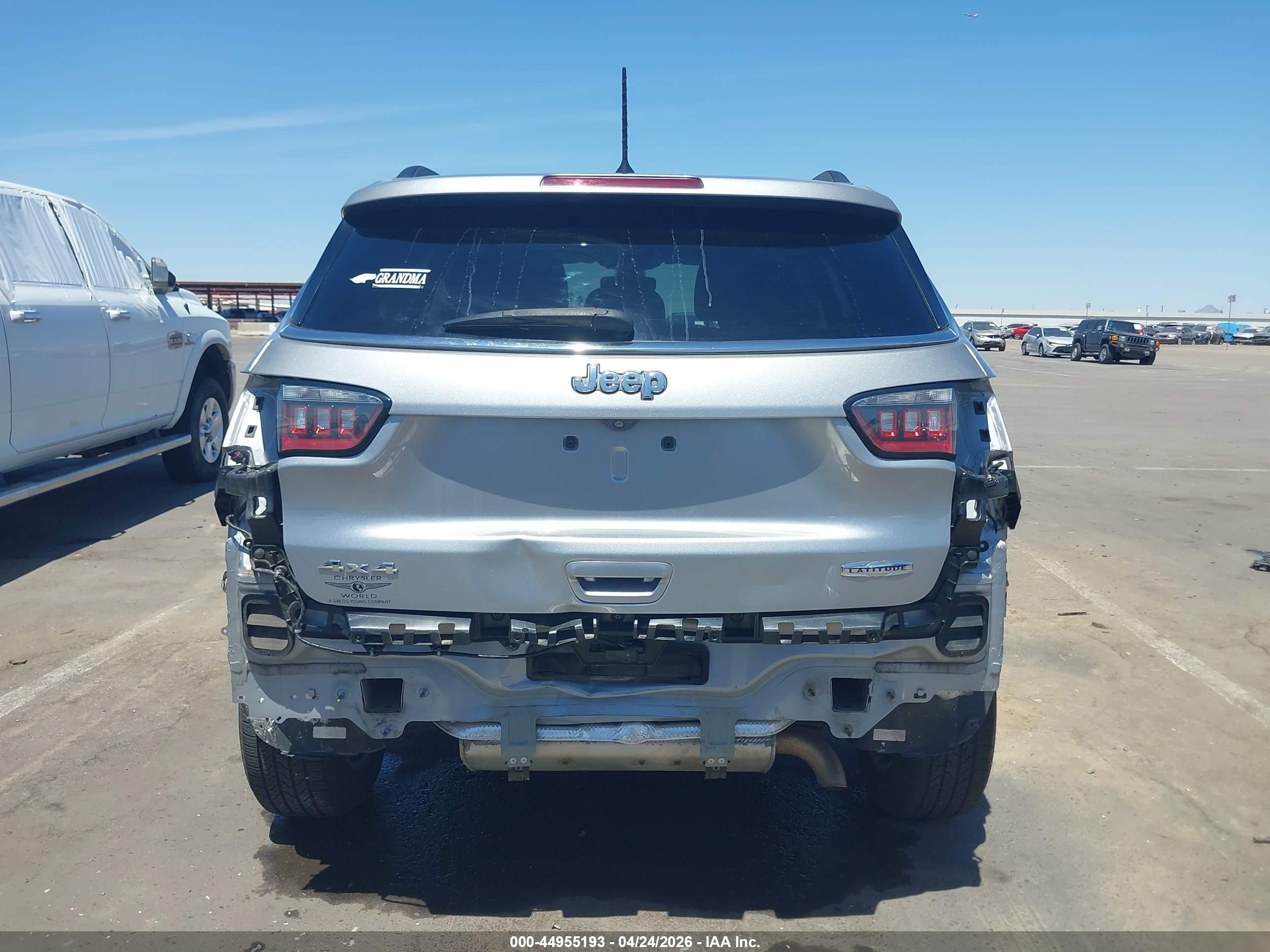 2018 Jeep Compass Latitude 4x4 Silver vin: 3C4NJDBB3JT161133
