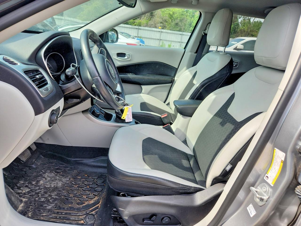 2018 Jeep Compass Latitude Silver vin: 3C4NJDBB3JT434944