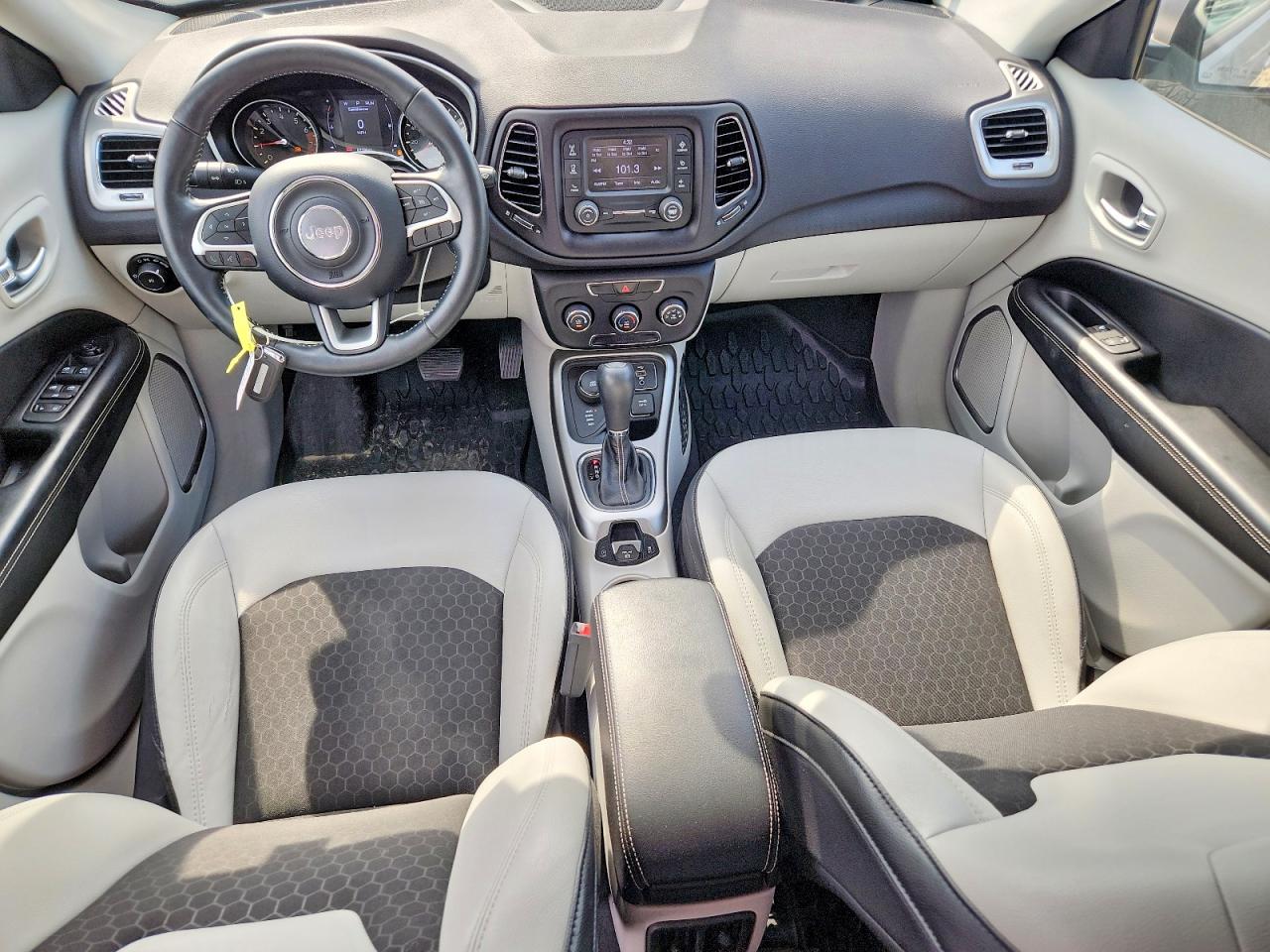 2018 Jeep Compass Latitude Silver vin: 3C4NJDBB3JT434944