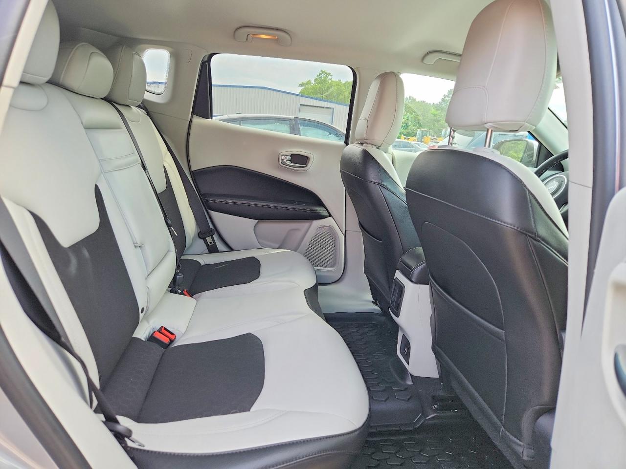 2018 Jeep Compass Latitude Silver vin: 3C4NJDBB3JT434944