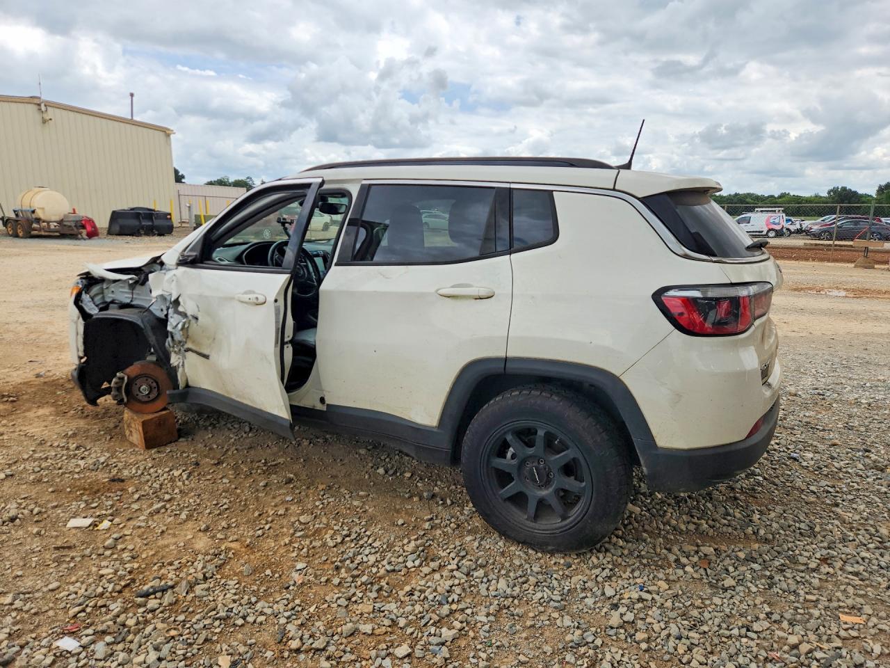 2018 Jeep Compass Latitude White vin: 3C4NJDBB4JT207214
