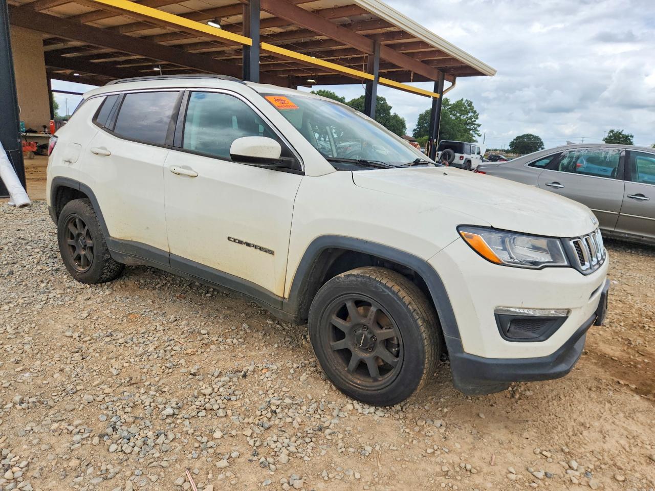 2018 Jeep Compass Latitude White vin: 3C4NJDBB4JT207214