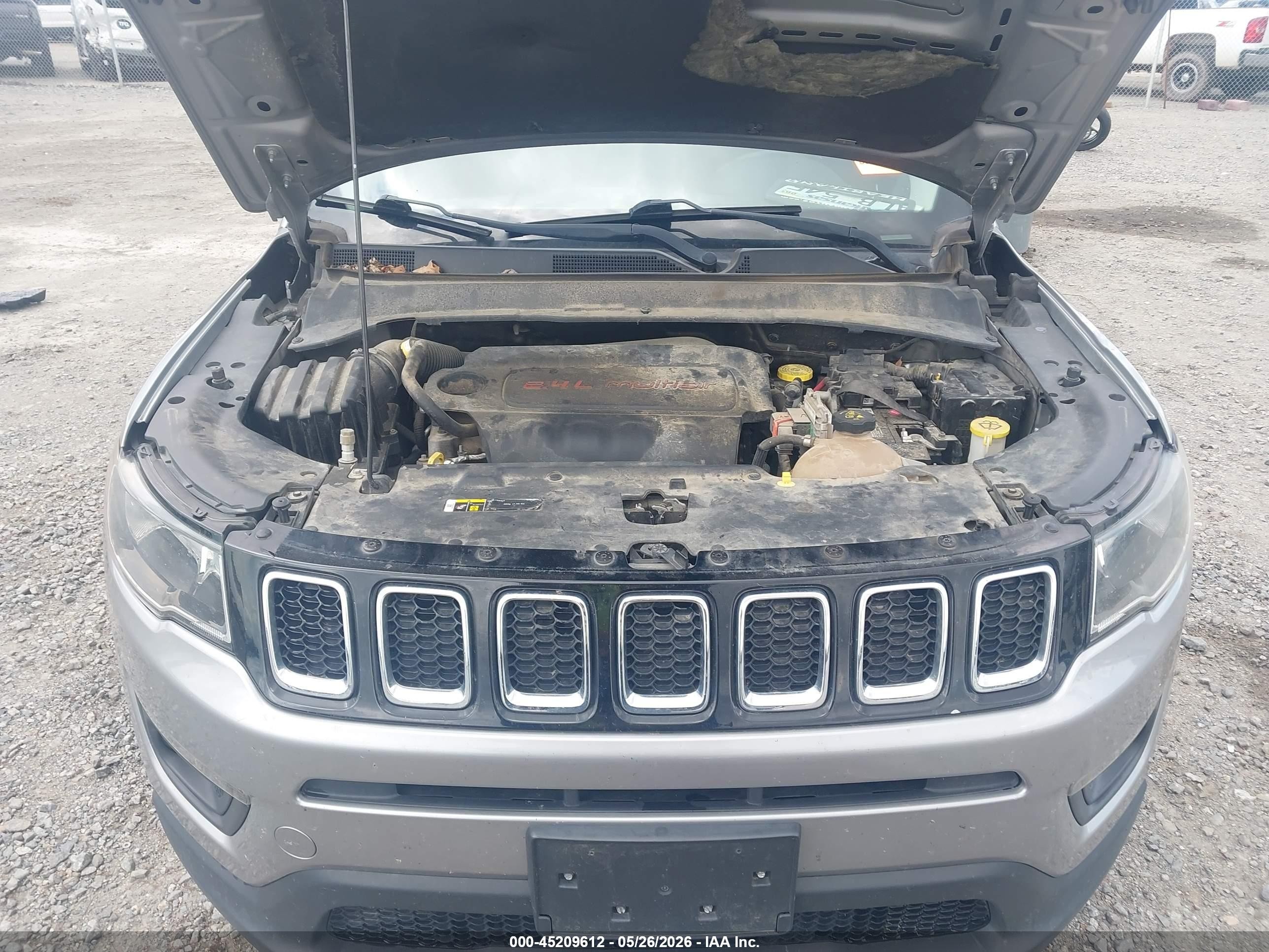 2018 Jeep Compass Latitude 4x4 Silver vin: 3C4NJDBB6JT256589