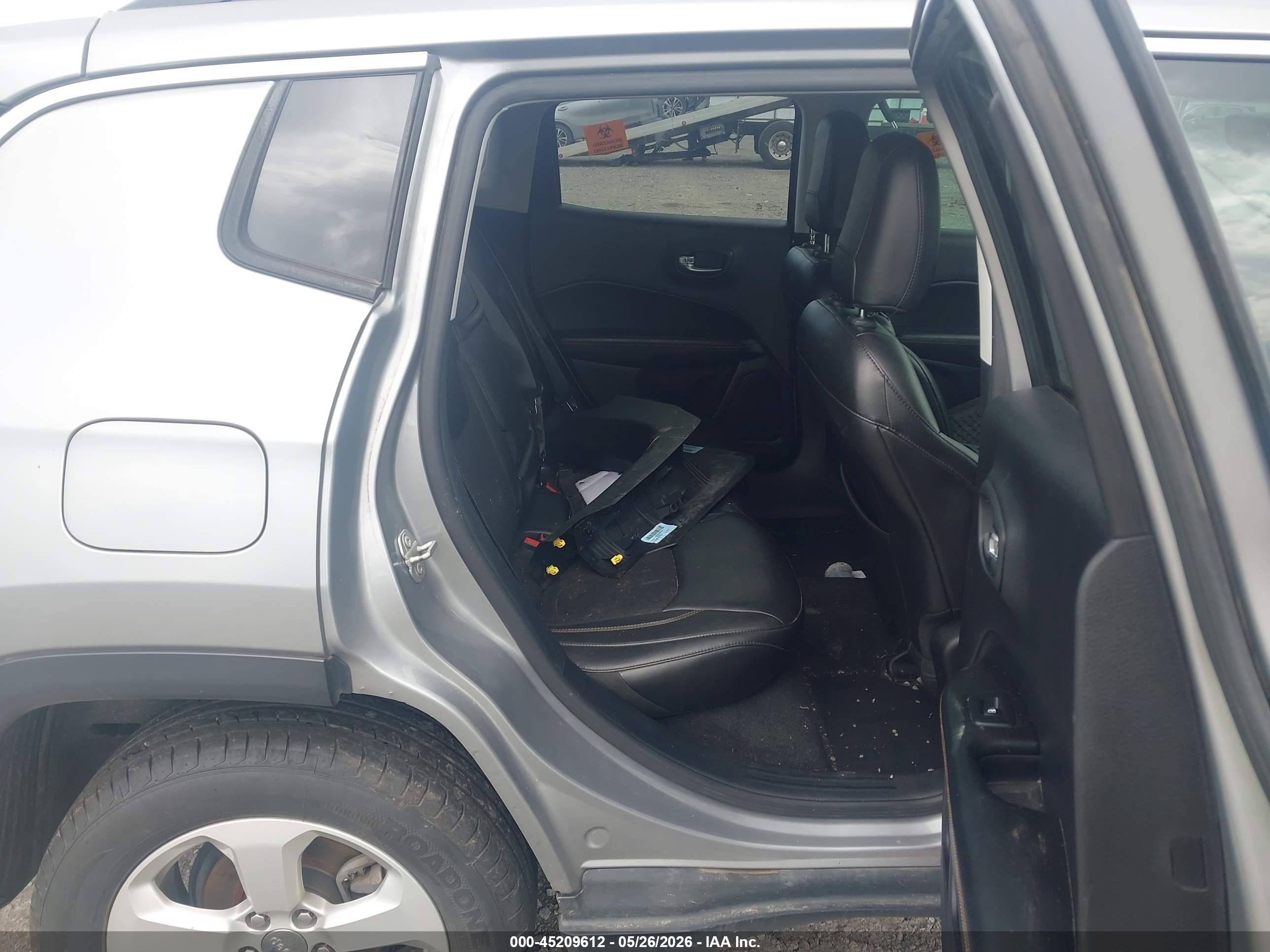 2018 Jeep Compass Latitude 4x4 Silver vin: 3C4NJDBB6JT256589