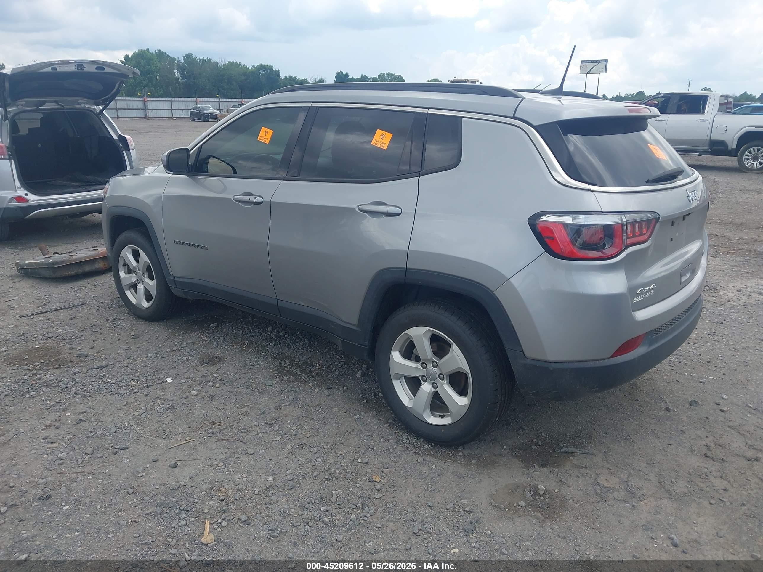 2018 Jeep Compass Latitude 4x4 Silver vin: 3C4NJDBB6JT256589