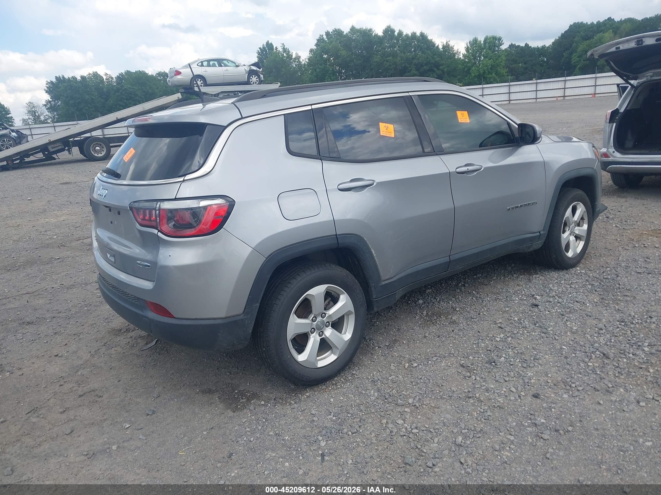 2018 Jeep Compass Latitude 4x4 Silver vin: 3C4NJDBB6JT256589