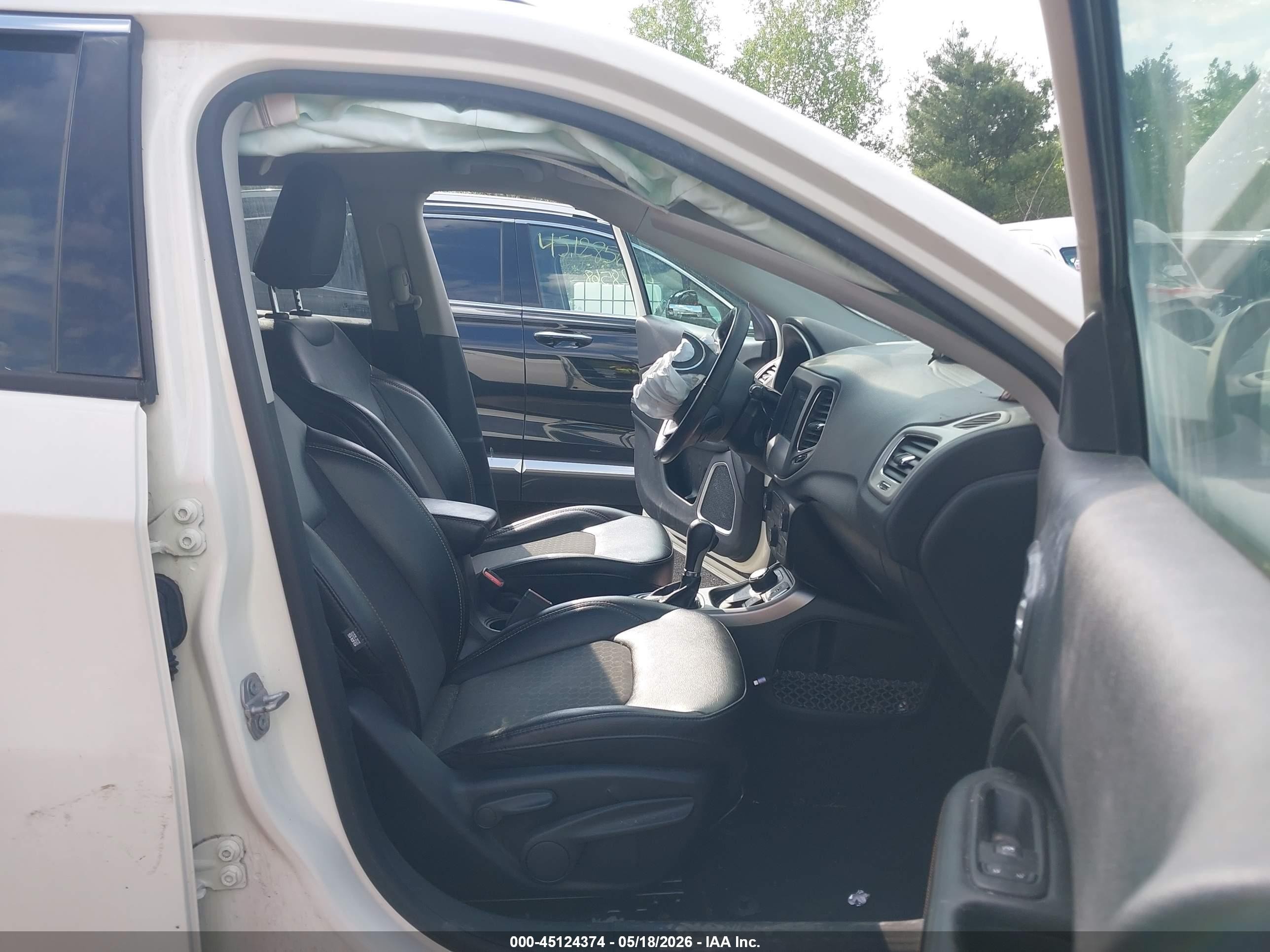 2019 Jeep Compass Latitude 4x4 White vin: 3C4NJDBB6KT646125