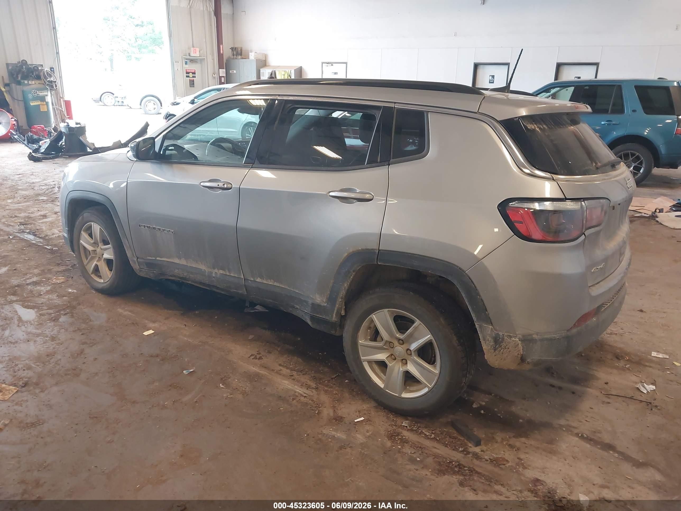 2022 Jeep Compass Latitude 4x4 Gray vin: 3C4NJDBB6NT181933