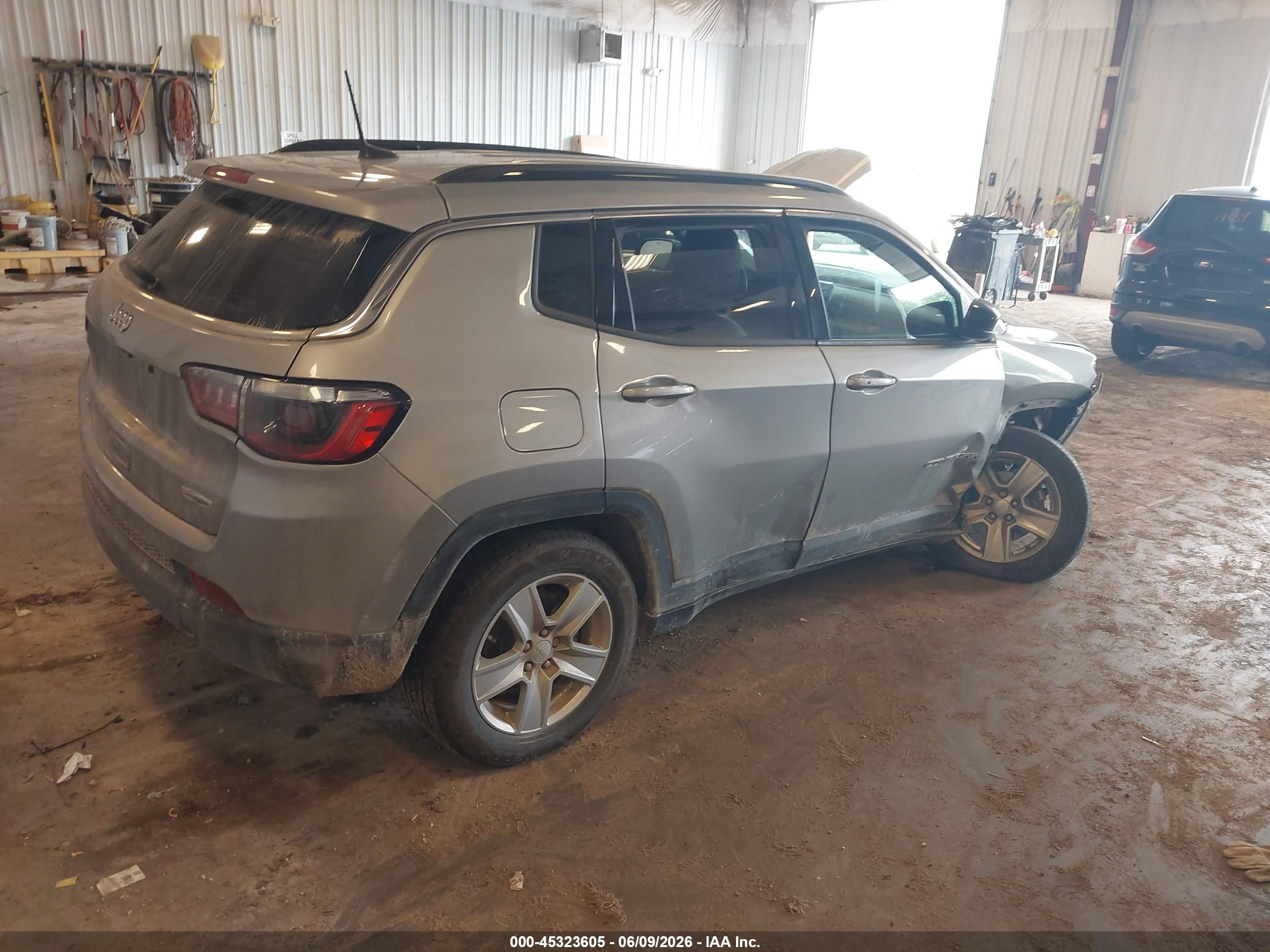 2022 Jeep Compass Latitude 4x4 Gray vin: 3C4NJDBB6NT181933