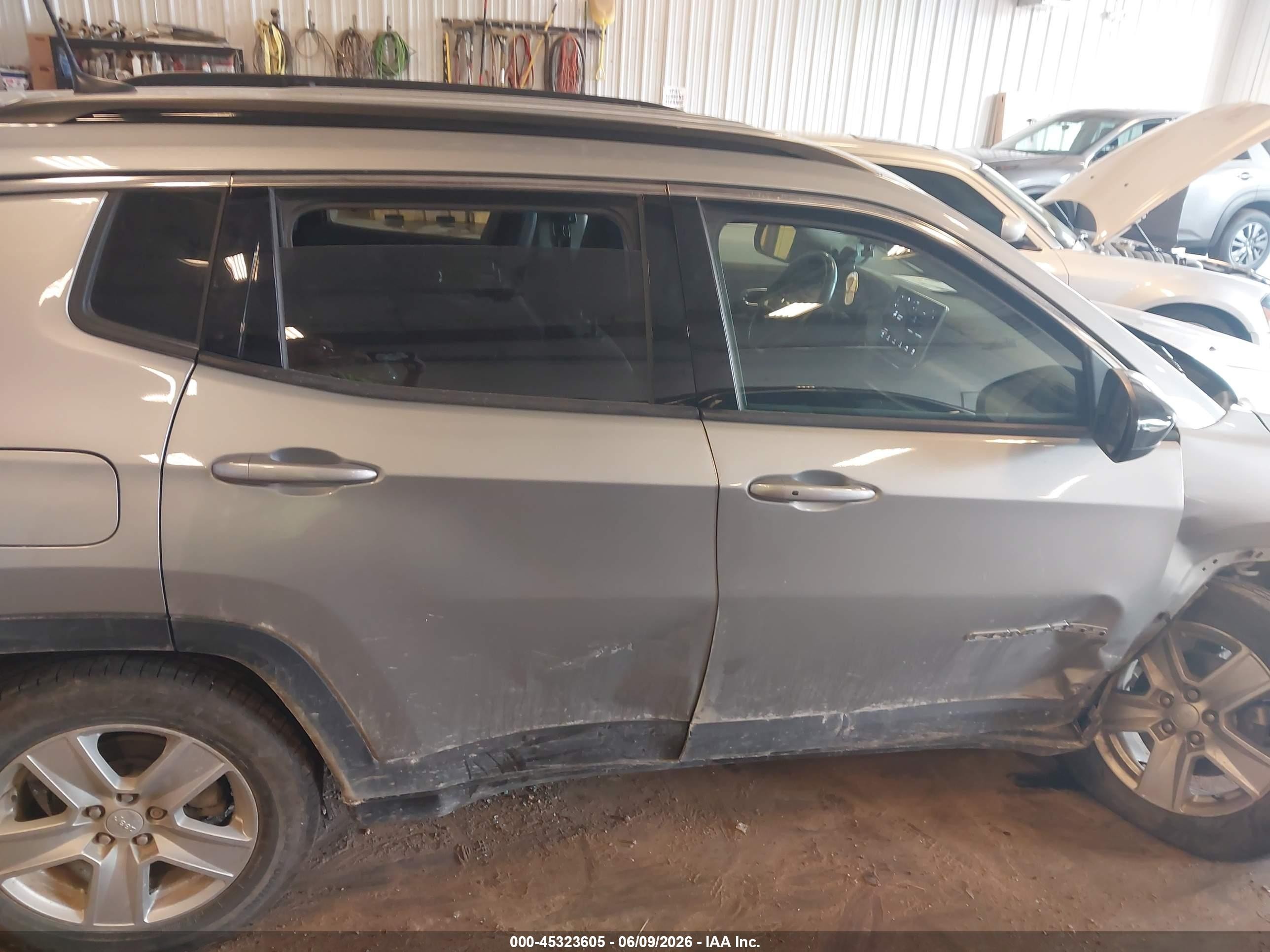 2022 Jeep Compass Latitude 4x4 Gray vin: 3C4NJDBB6NT181933