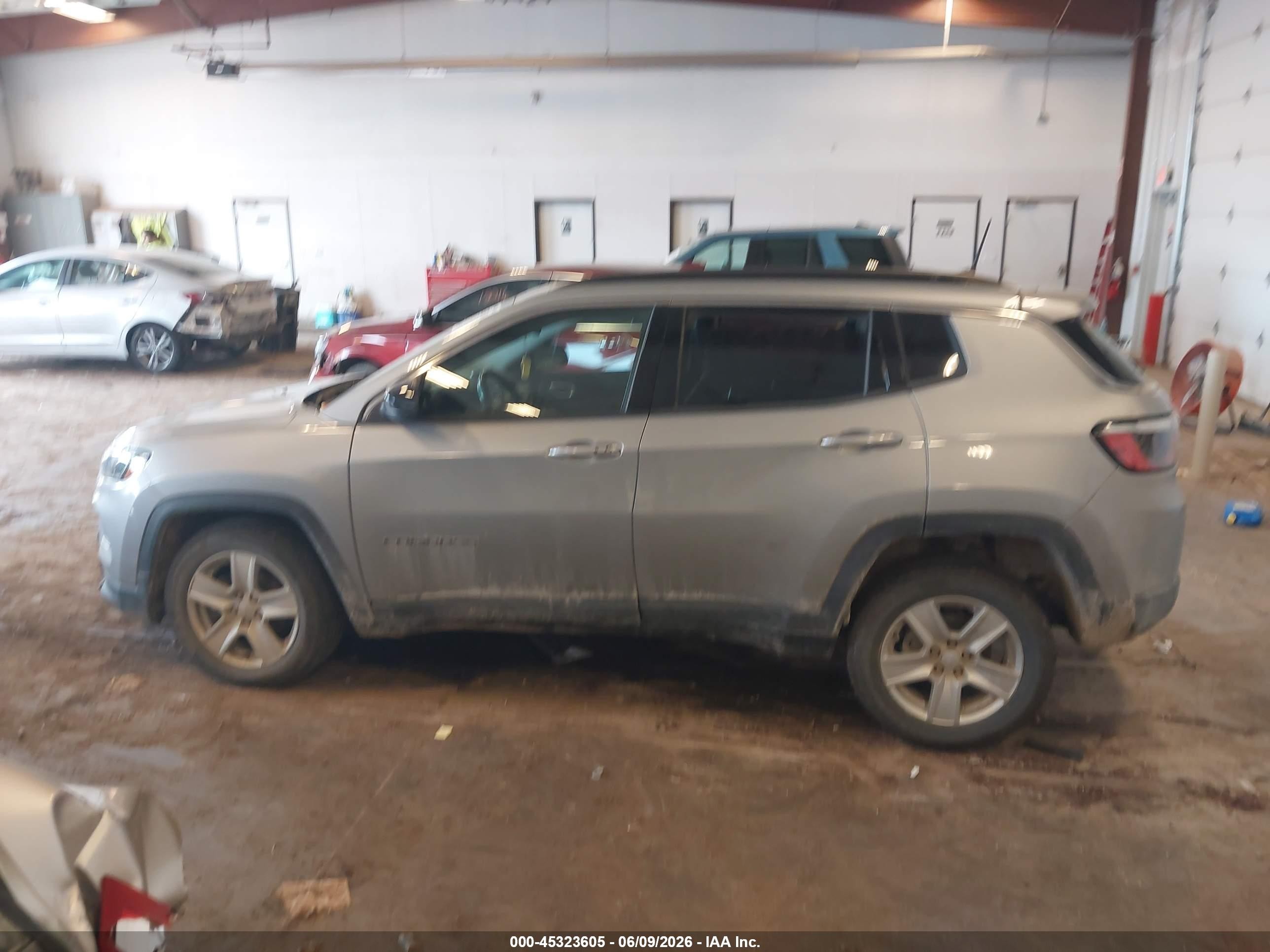 2022 Jeep Compass Latitude 4x4 Gray vin: 3C4NJDBB6NT181933