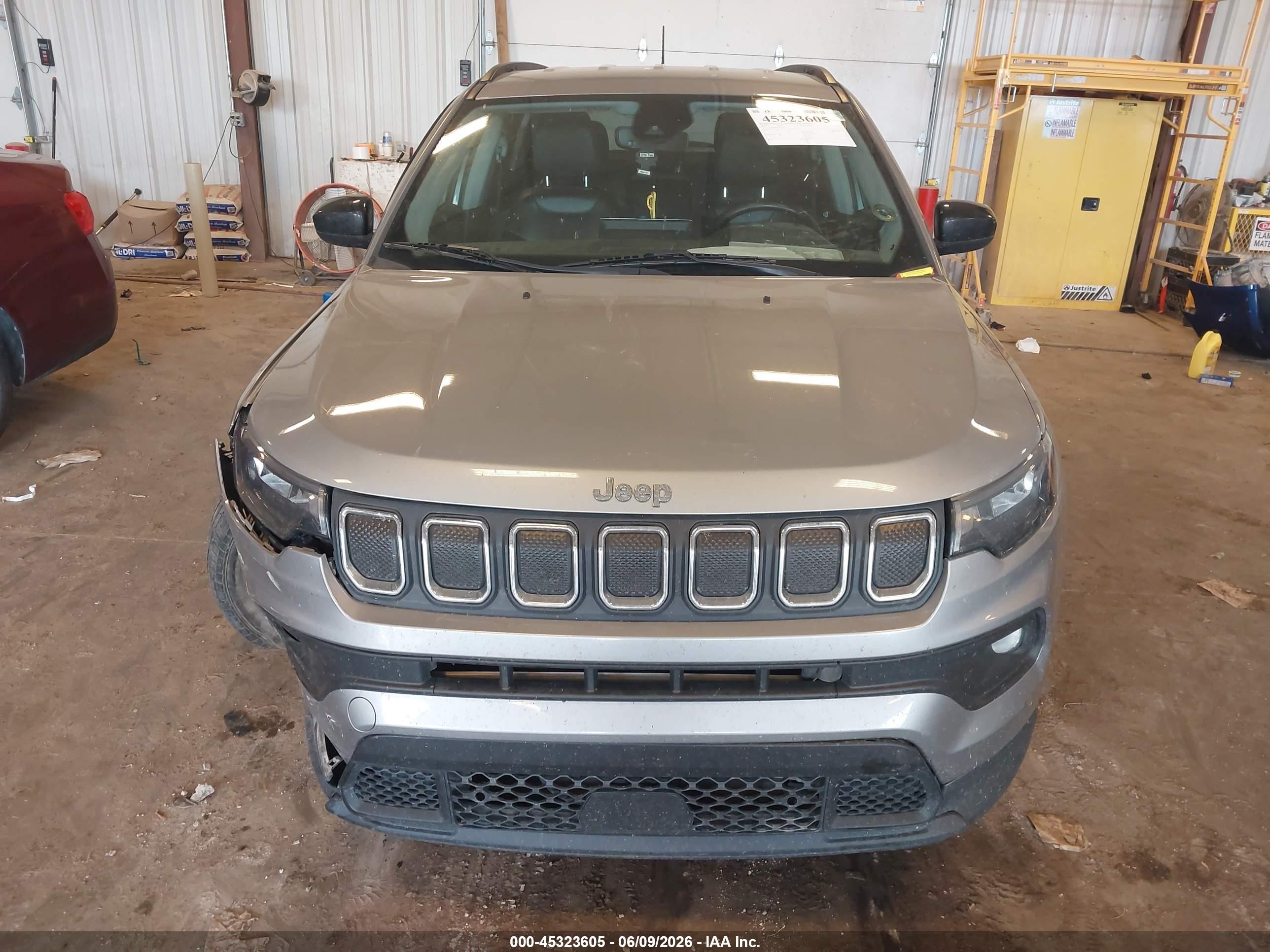 2022 Jeep Compass Latitude 4x4 Gray vin: 3C4NJDBB6NT181933