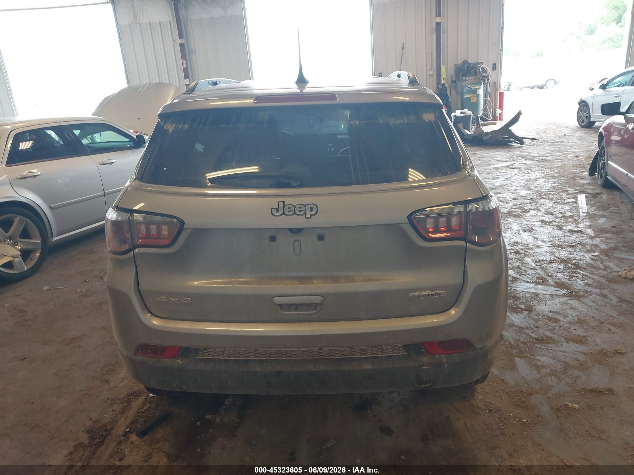 2022 Jeep Compass Latitude 4x4 Gray vin: 3C4NJDBB6NT181933