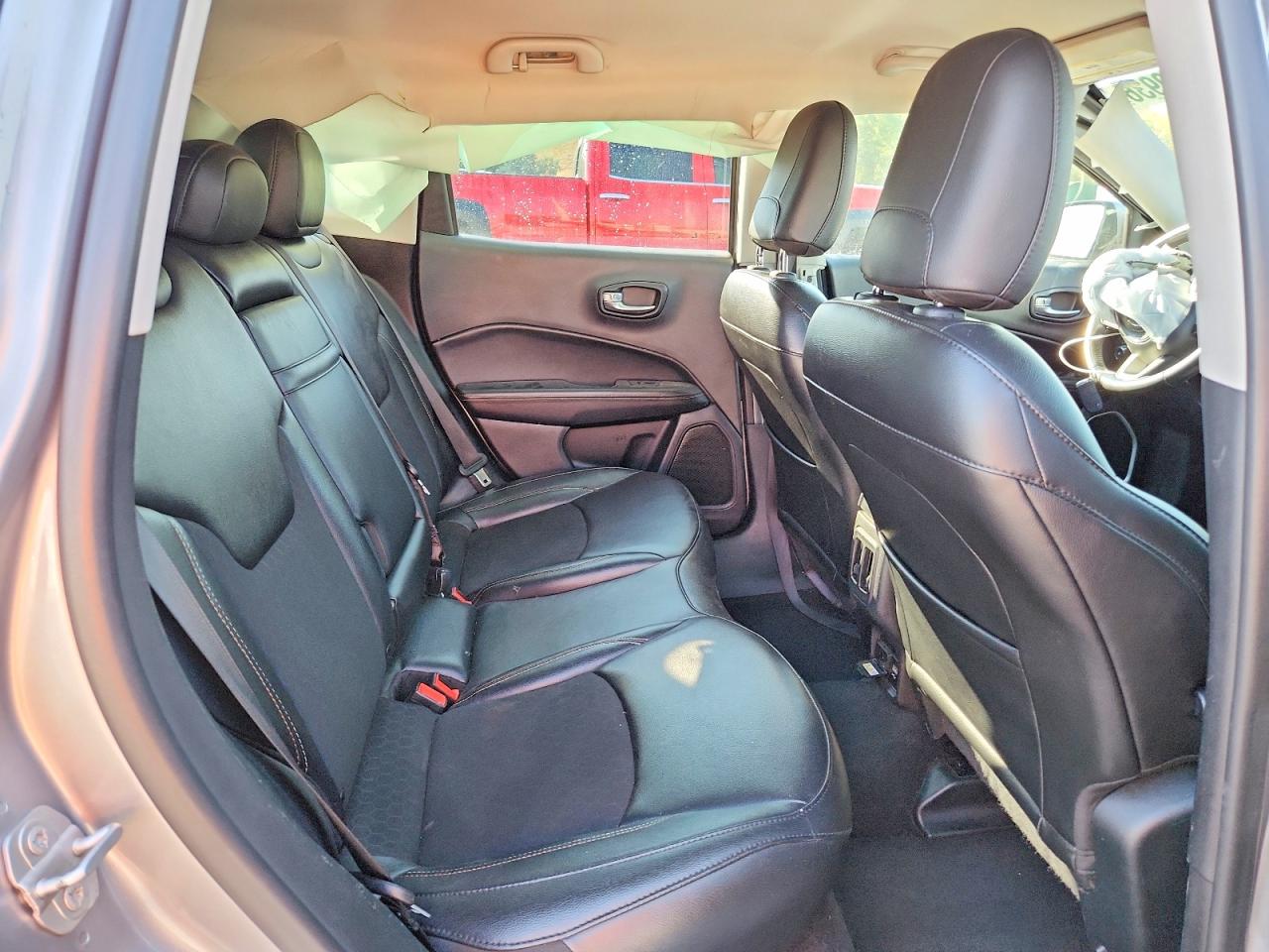 2019 Jeep Compass Latitude Silver vin: 3C4NJDBB7KT818310