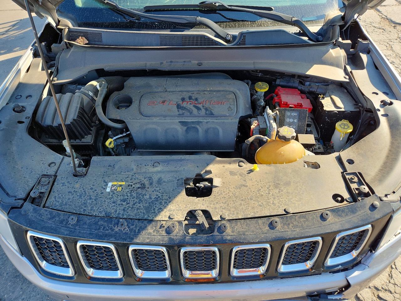 2019 Jeep Compass Latitude Silver vin: 3C4NJDBB7KT818310