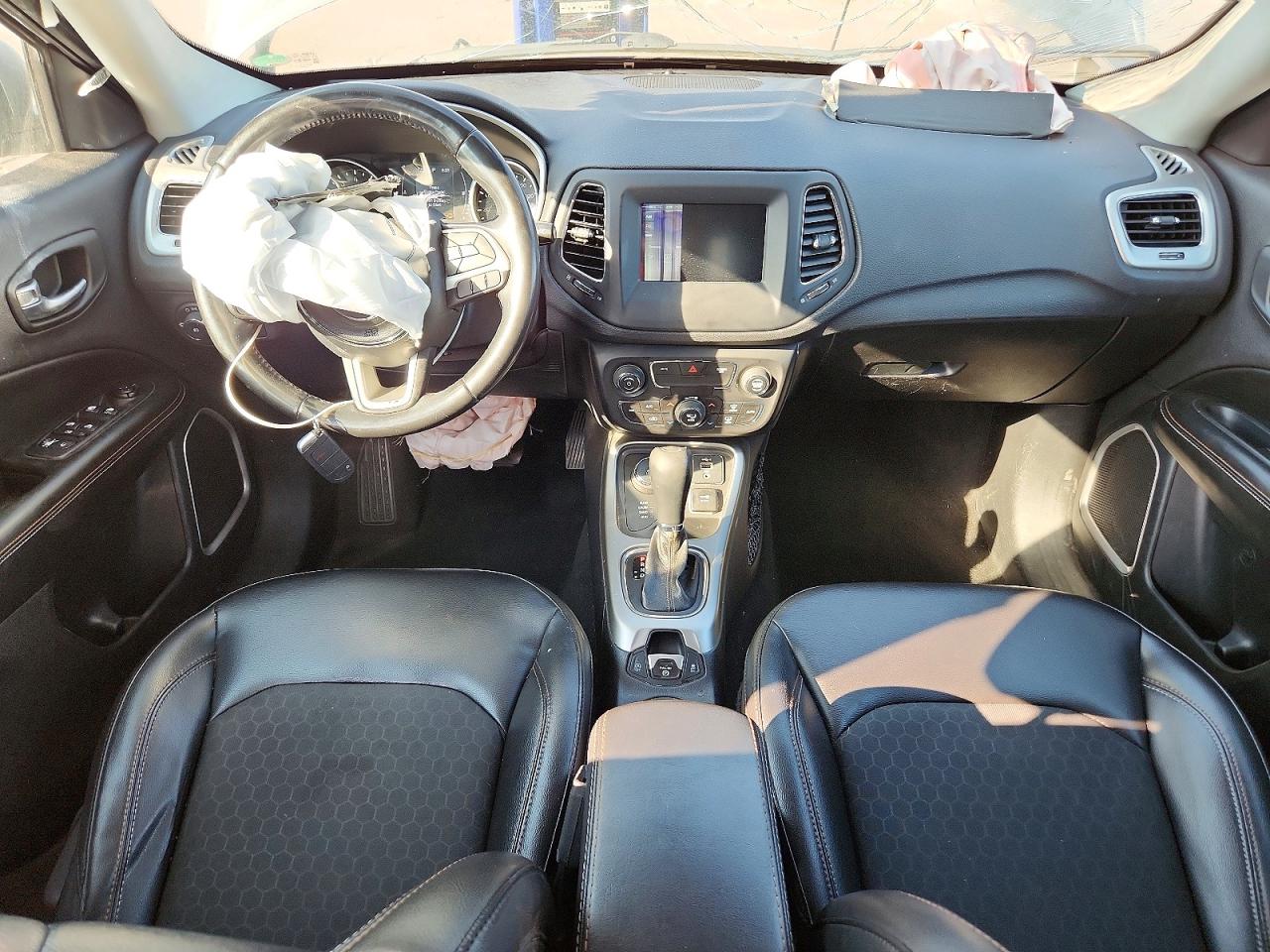 2019 Jeep Compass Latitude Silver vin: 3C4NJDBB7KT818310