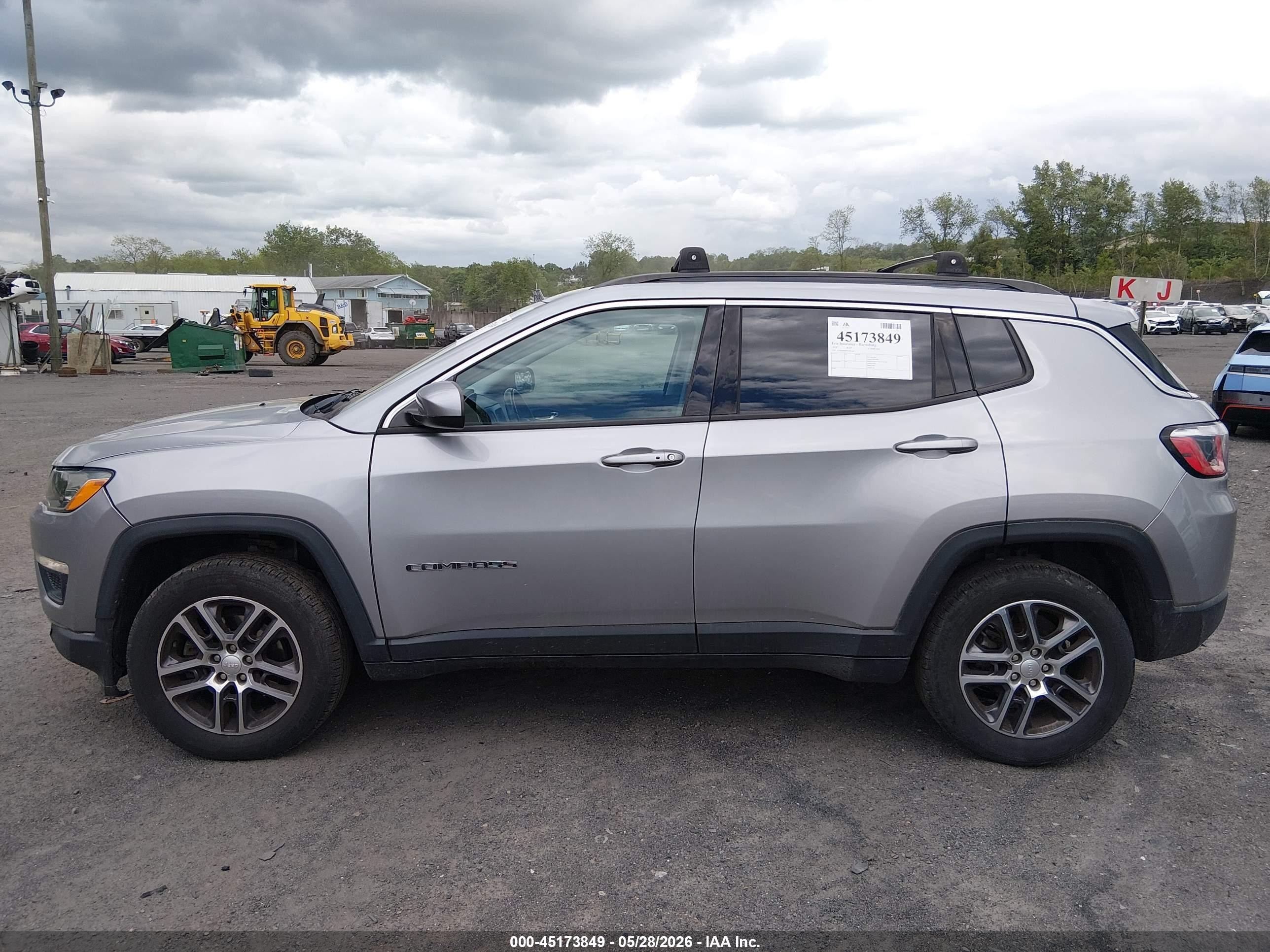 2018 Jeep Compass Latitude 4x4 Gray vin: 3C4NJDBB9JT281468