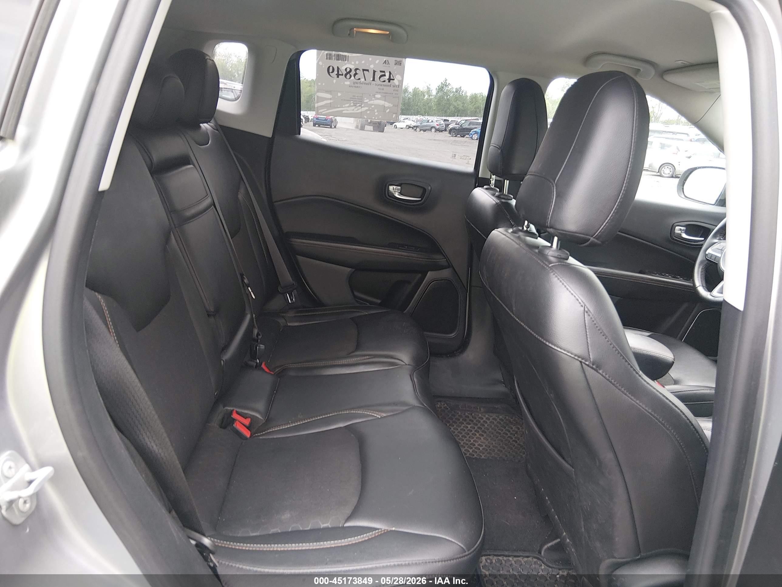 2018 Jeep Compass Latitude 4x4 Gray vin: 3C4NJDBB9JT281468
