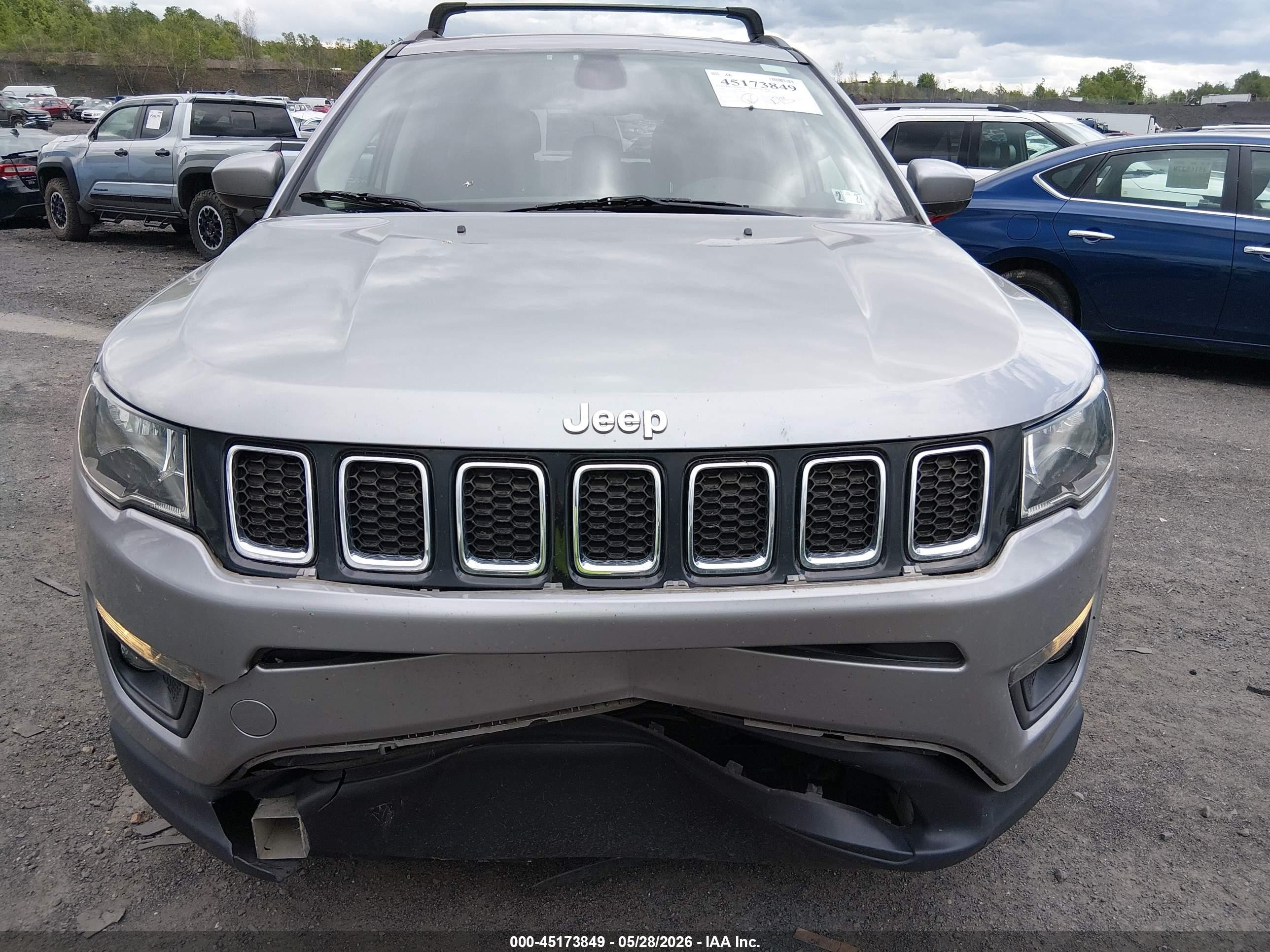 2018 Jeep Compass Latitude 4x4 Gray vin: 3C4NJDBB9JT281468