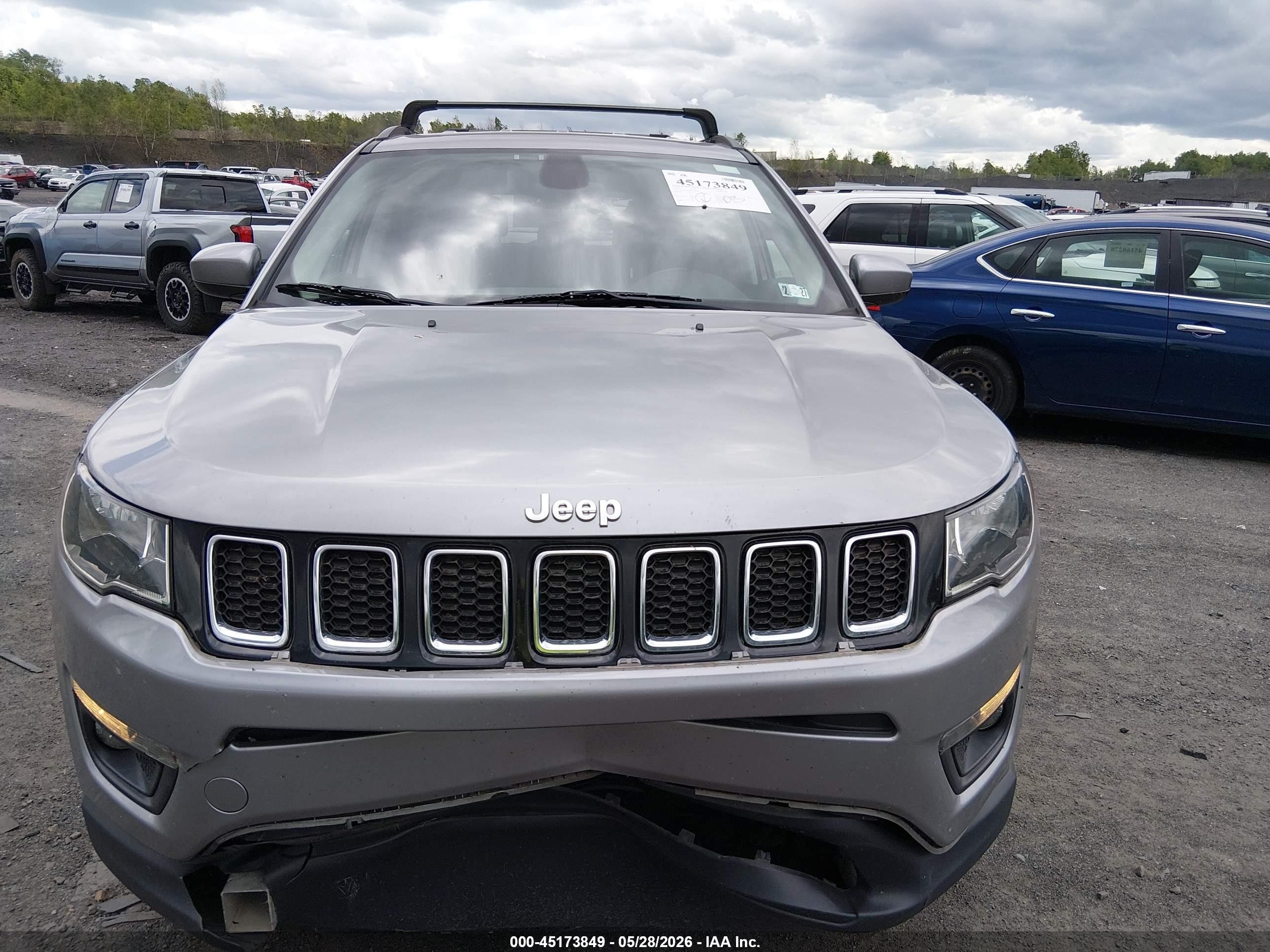 2018 Jeep Compass Latitude 4x4 Gray vin: 3C4NJDBB9JT281468