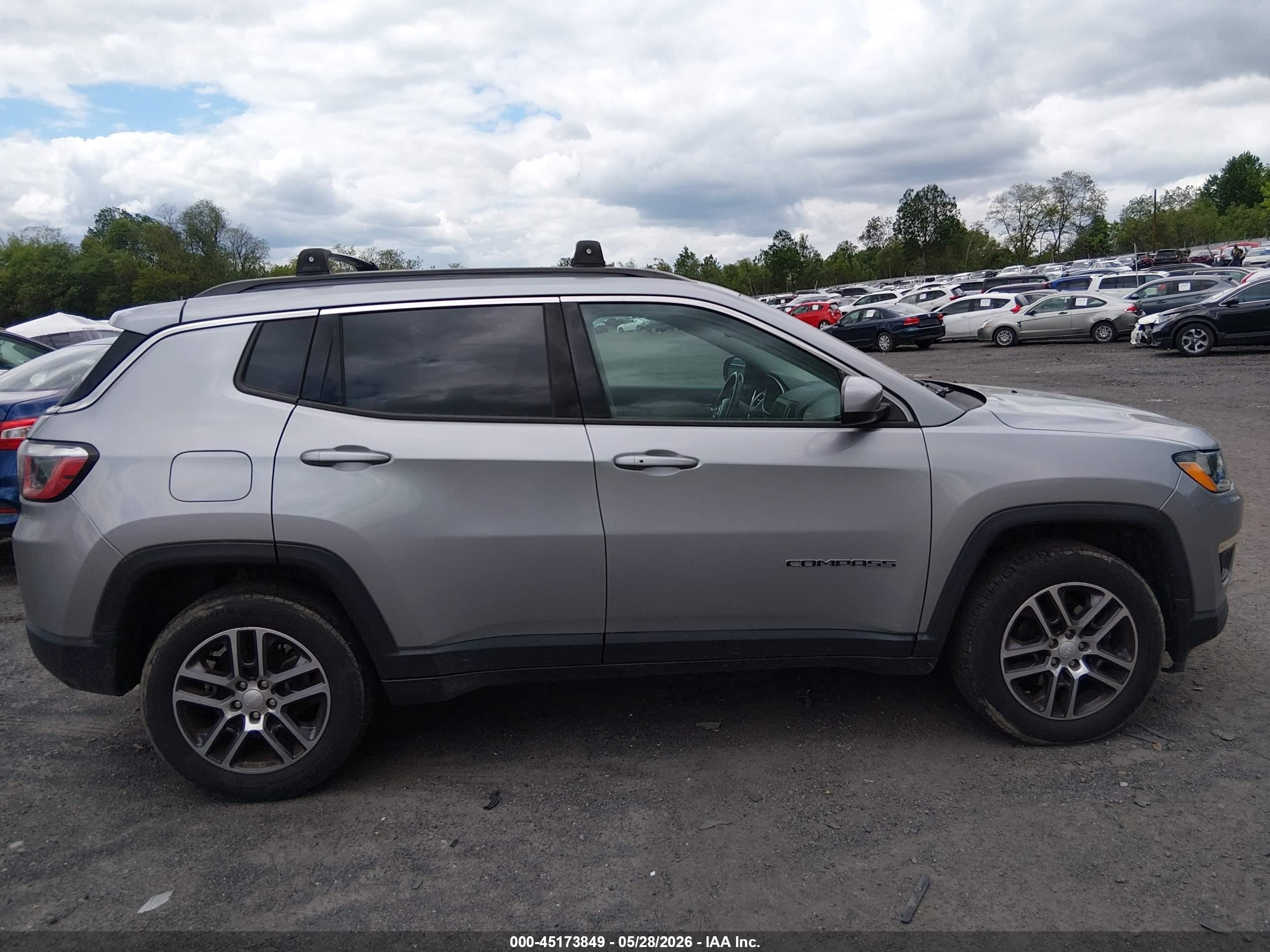 2018 Jeep Compass Latitude 4x4 Gray vin: 3C4NJDBB9JT281468