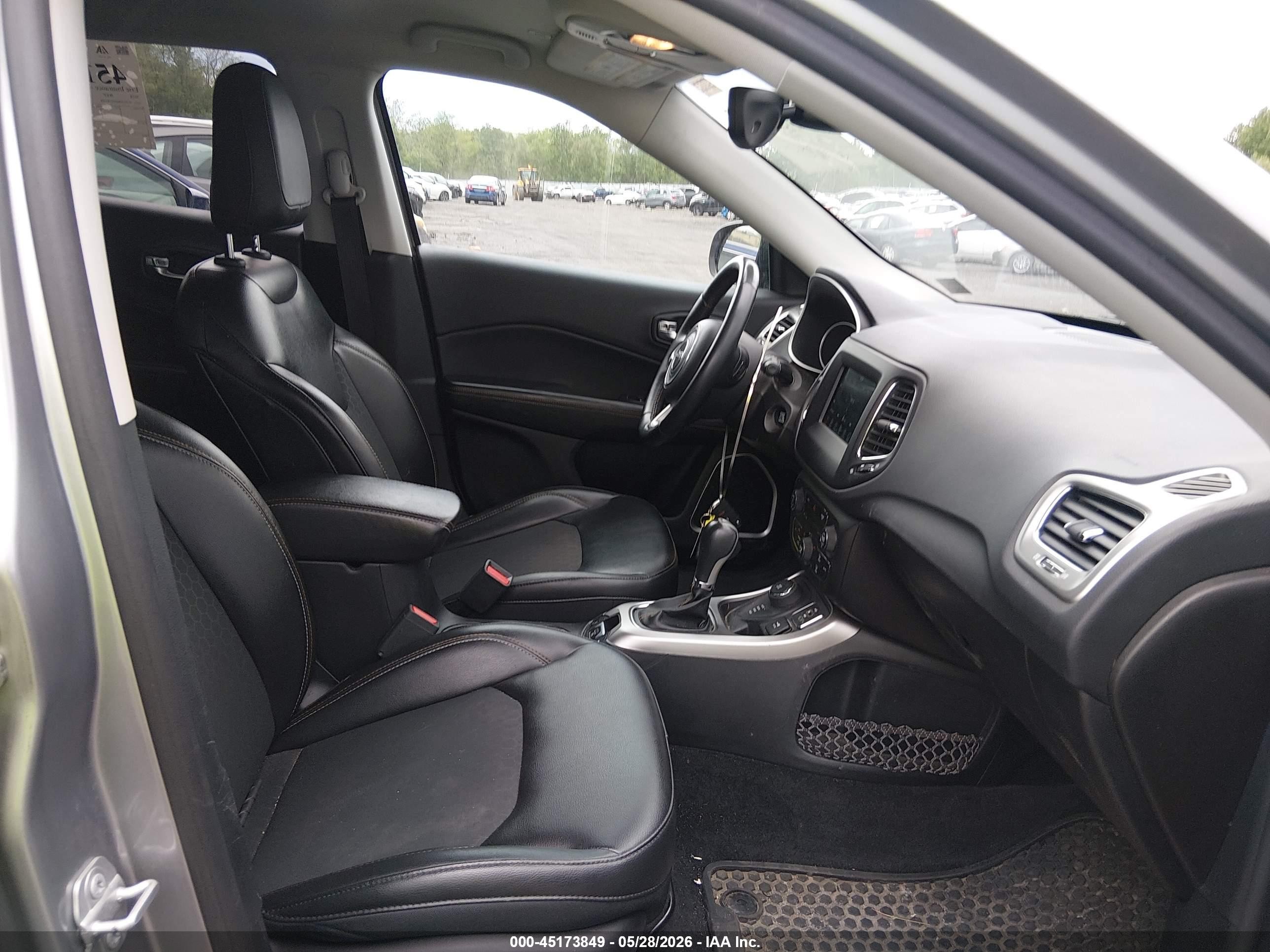 2018 Jeep Compass Latitude 4x4 Gray vin: 3C4NJDBB9JT281468