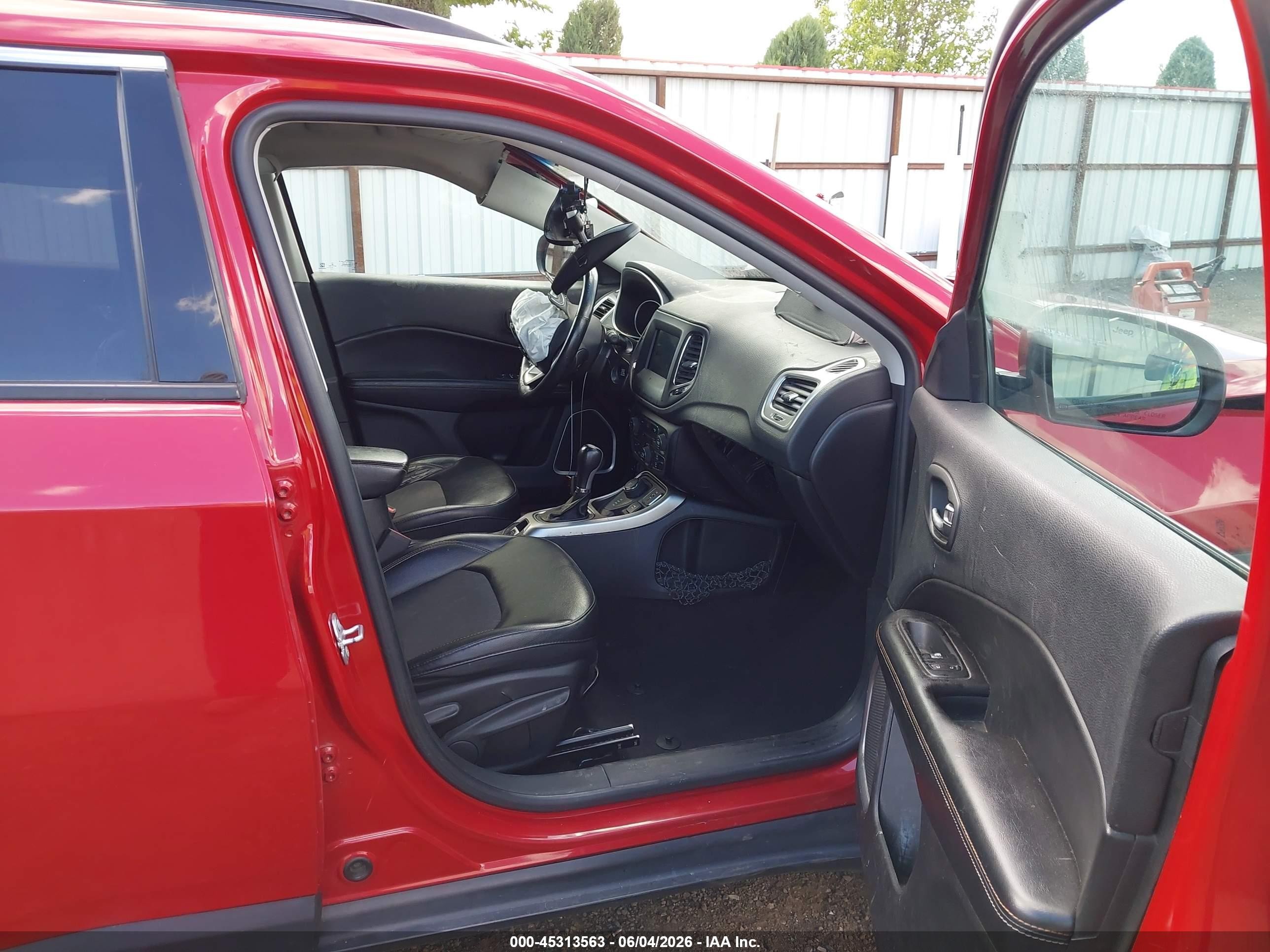 2019 Jeep Compass Latitude 4x4 Red vin: 3C4NJDBB9KT592772