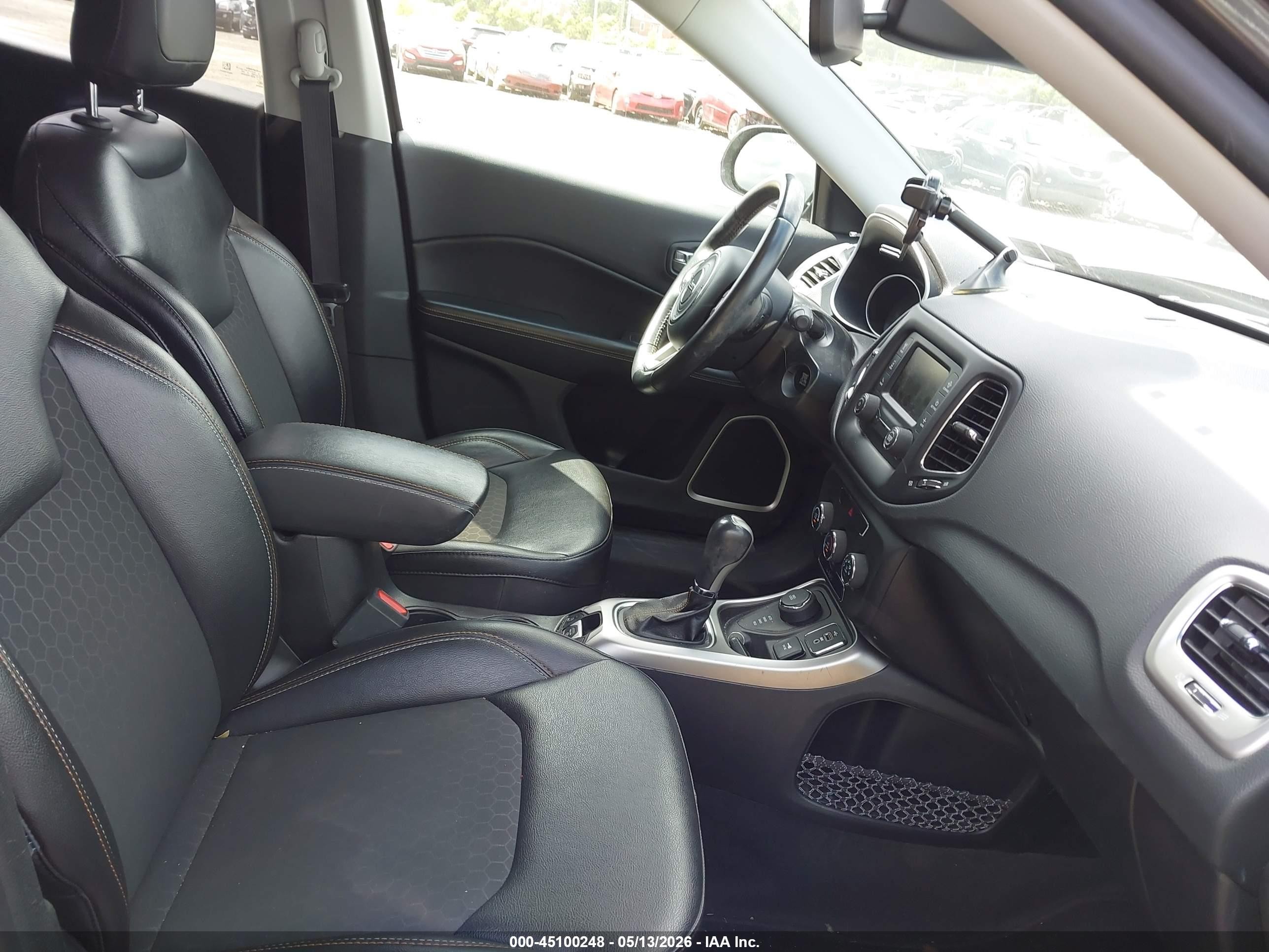 2018 Jeep Compass Latitude 4x4 Gray vin: 3C4NJDBBXJT492176