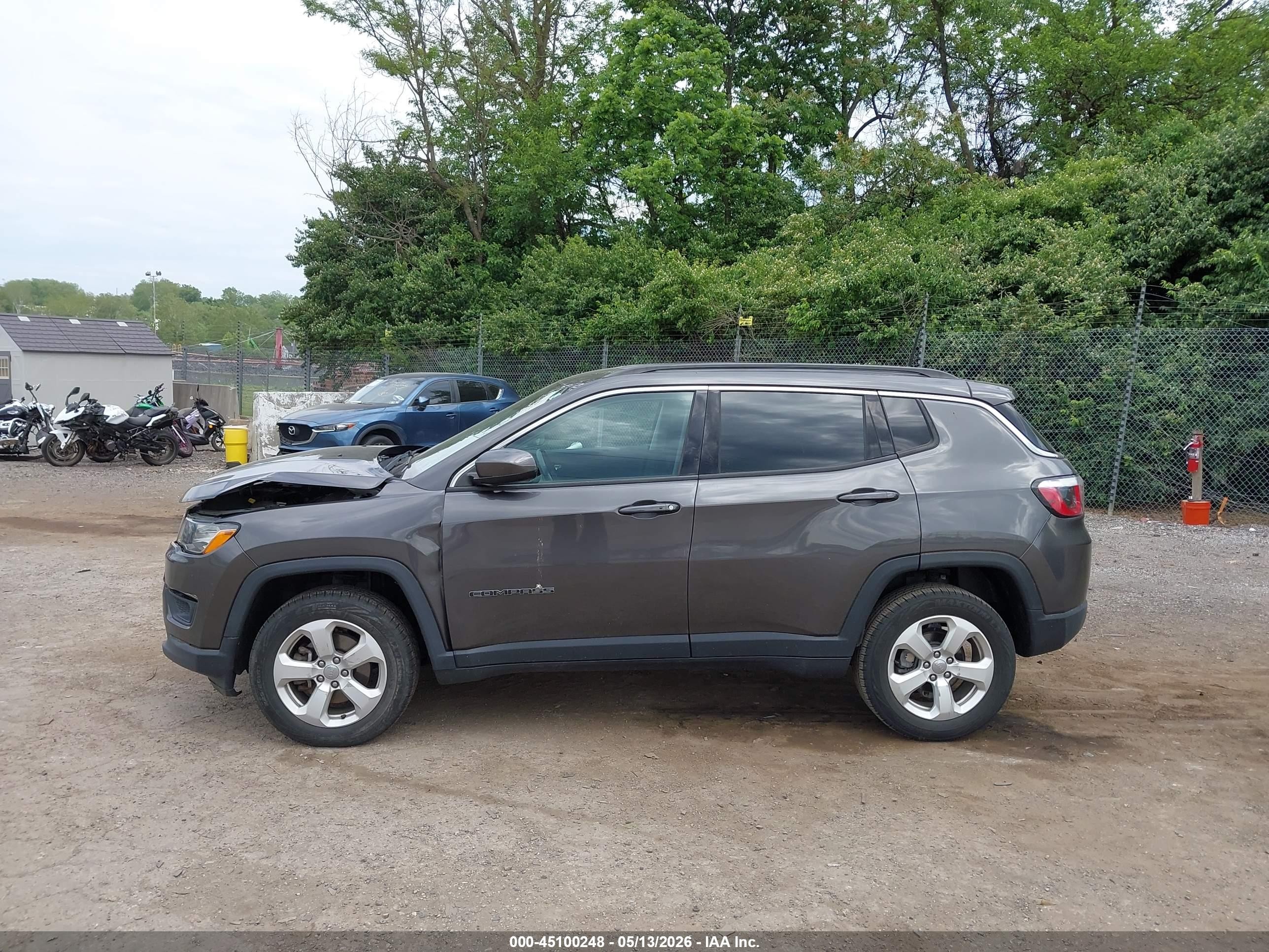 2018 Jeep Compass Latitude 4x4 Gray vin: 3C4NJDBBXJT492176