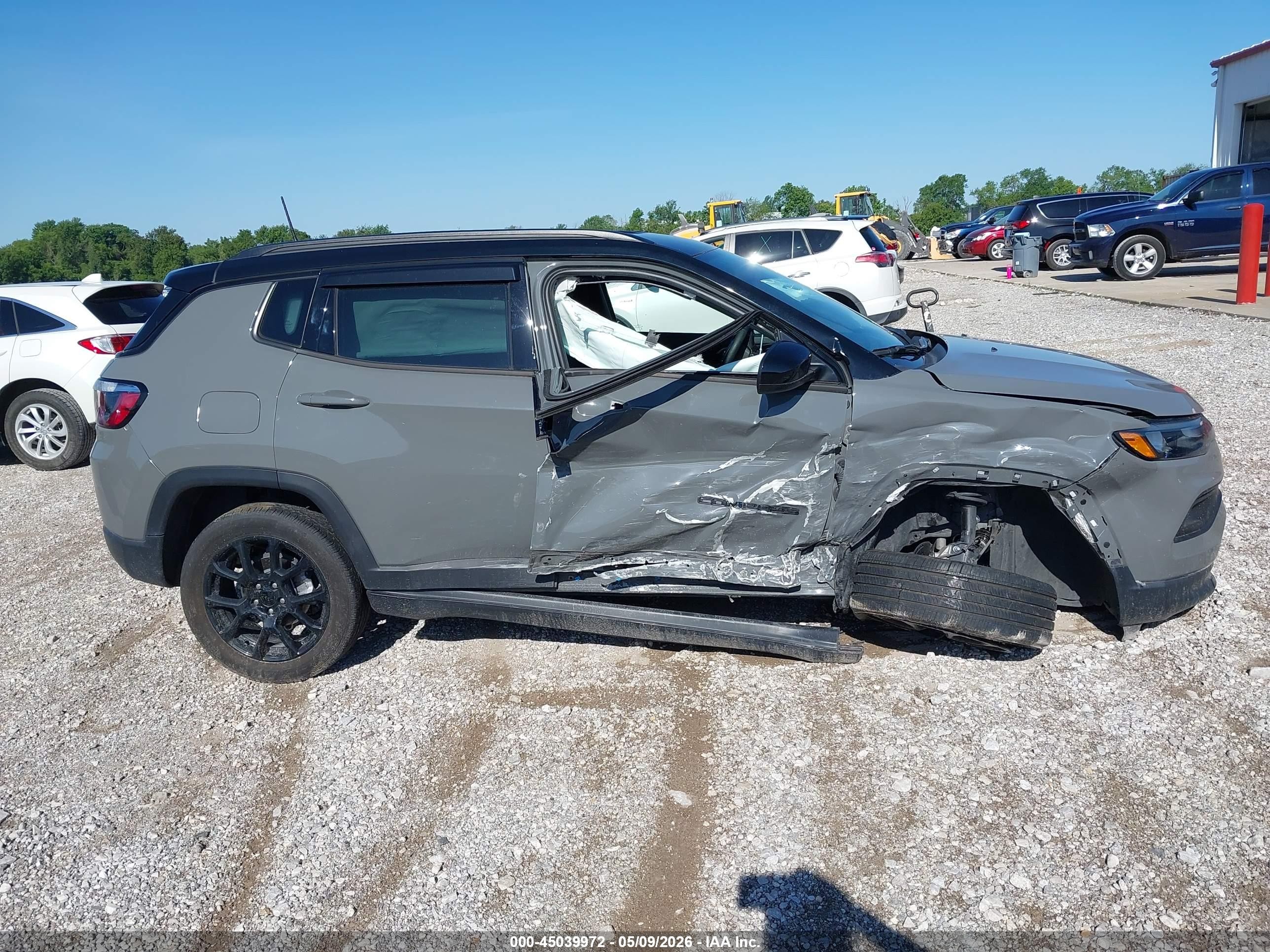 2024 Jeep Compass Latitude 4x4 Серый vin: 3C4NJDBN0RT599890
