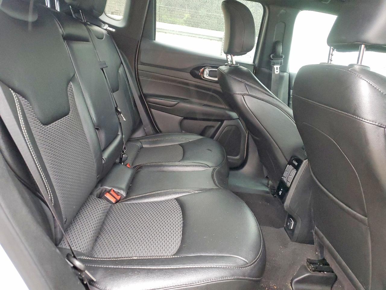 2024 Jeep Compass Latitude Silver vin: 3C4NJDBN2RT132177