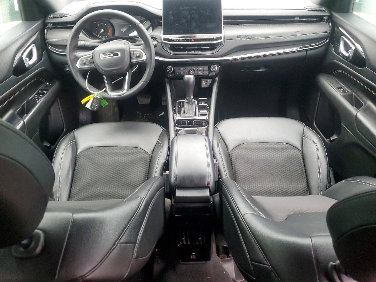 2024 Jeep Compass Latitude Silver vin: 3C4NJDBN2RT132177