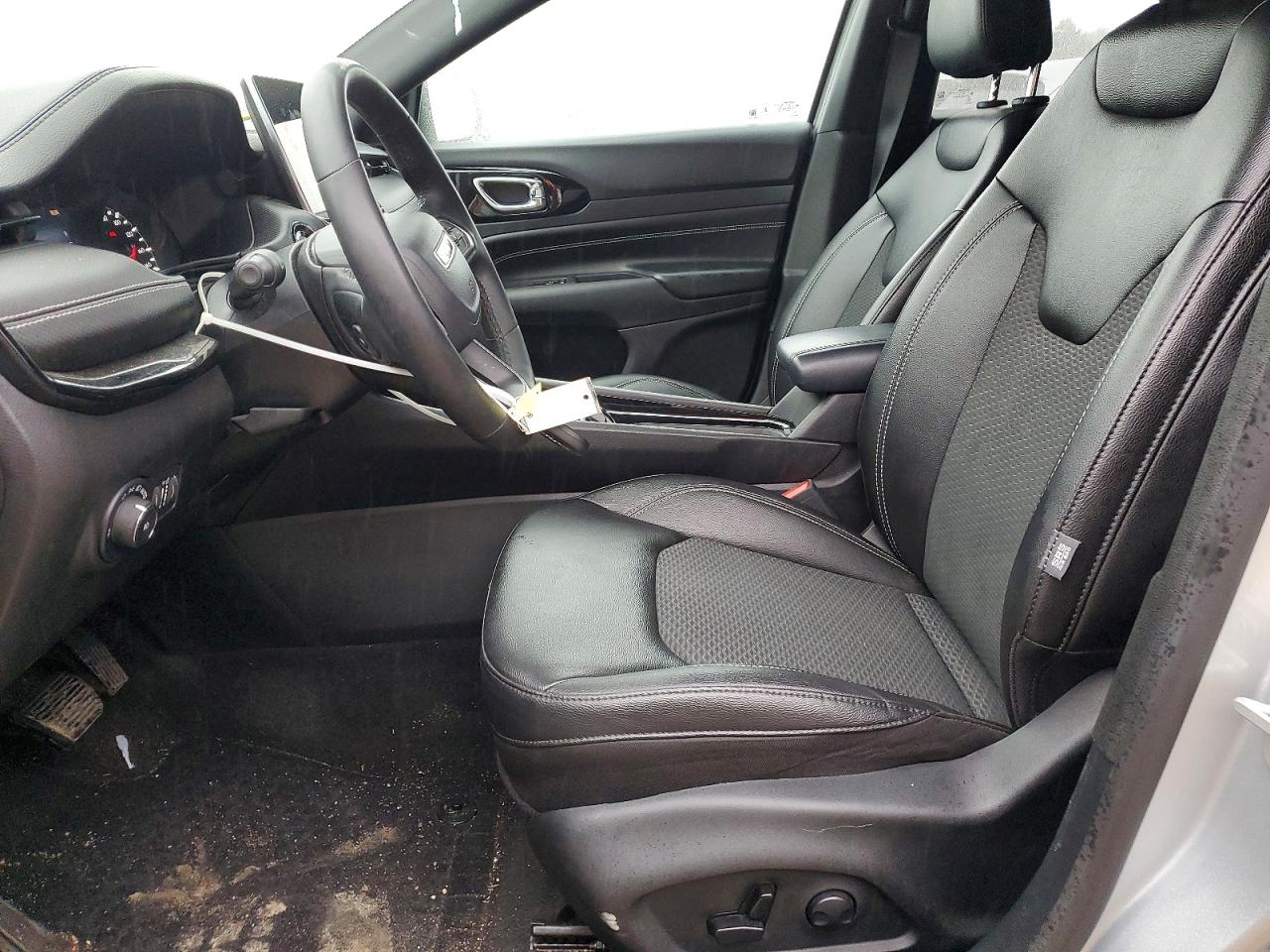 2024 Jeep Compass Latitude Silver vin: 3C4NJDBN2RT132177