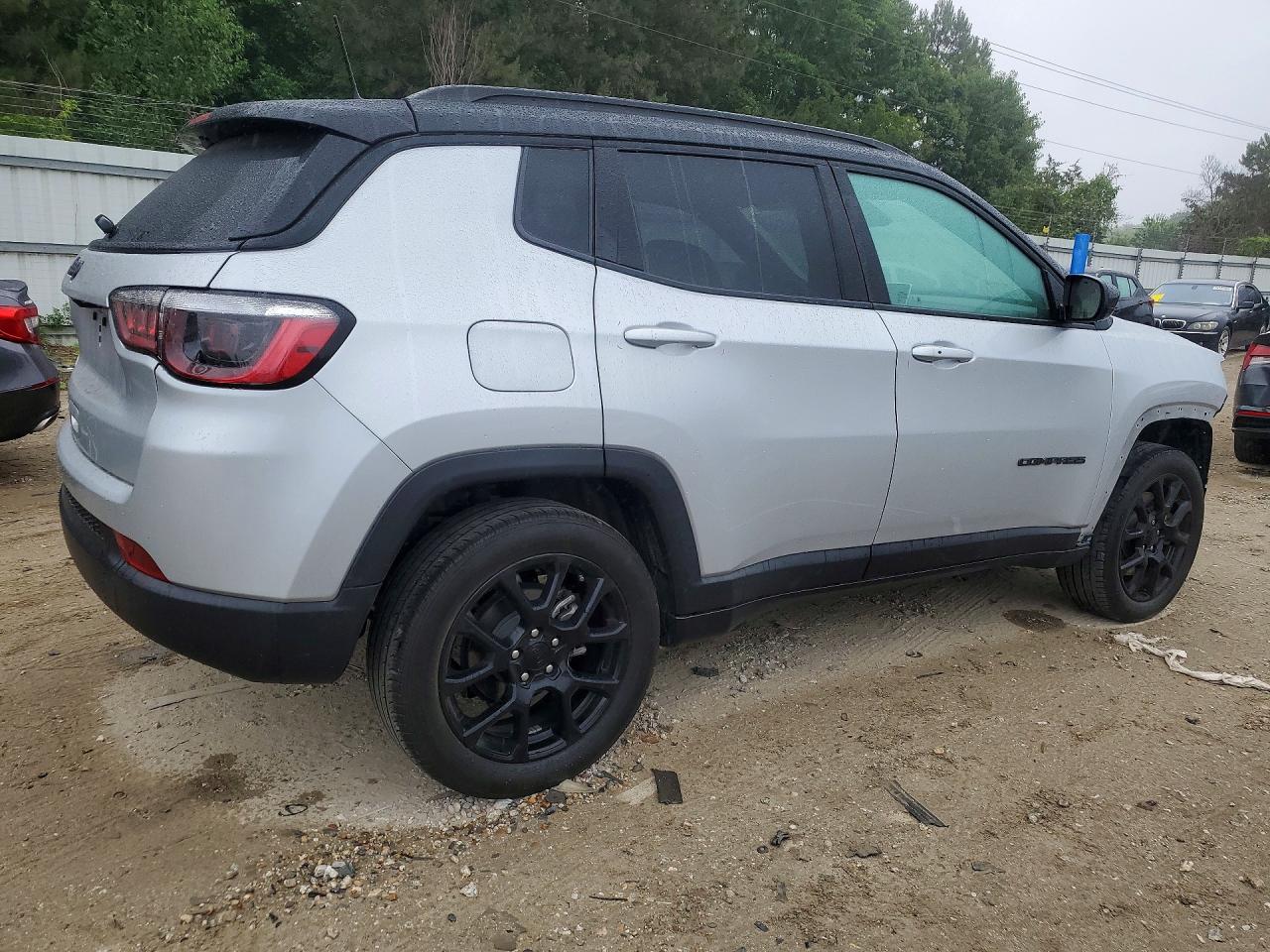 2024 Jeep Compass Latitude Silver vin: 3C4NJDBN2RT132177