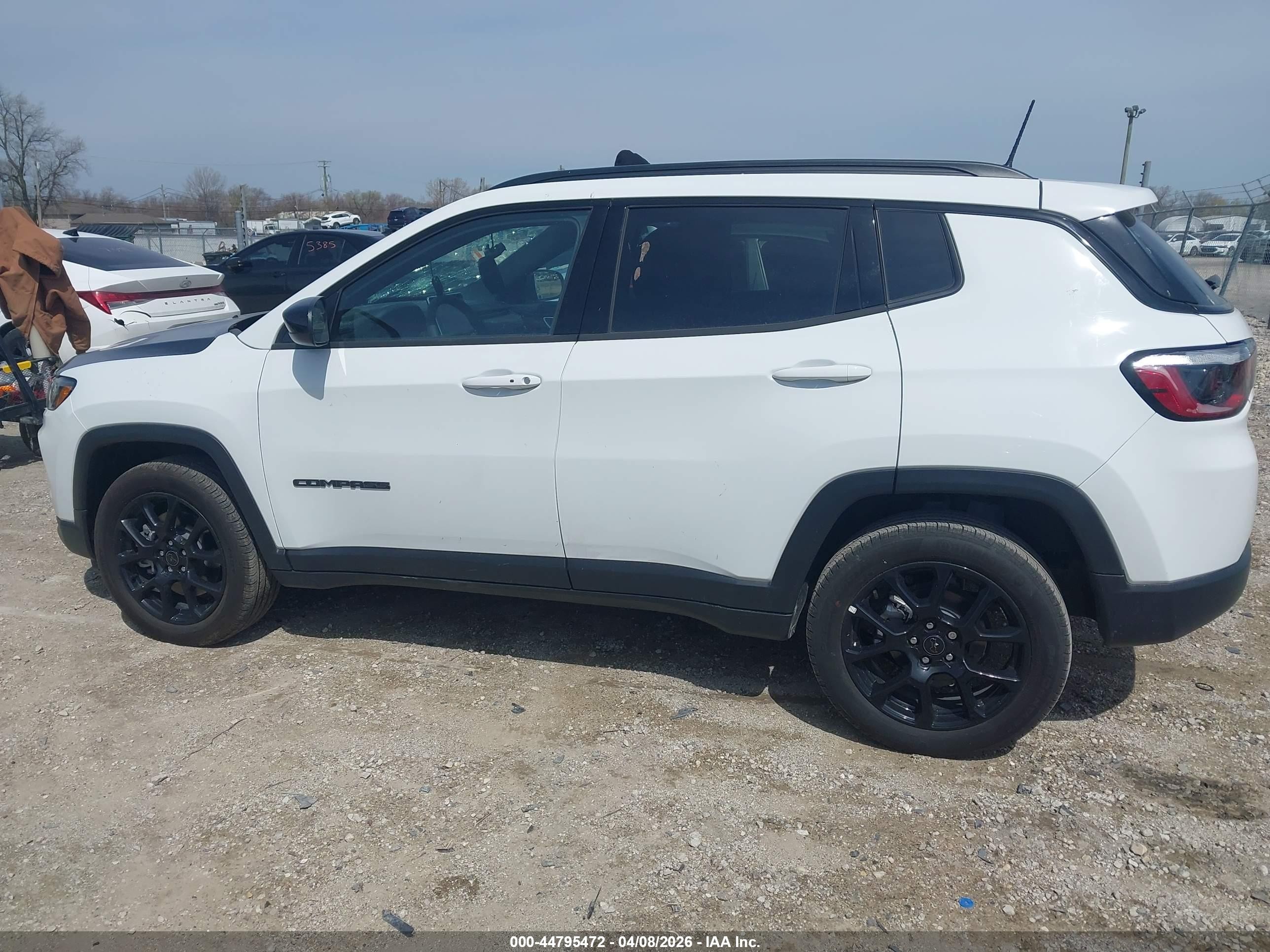 2025 Jeep Compass Latitude 4x4 White vin: 3C4NJDBN2ST569067