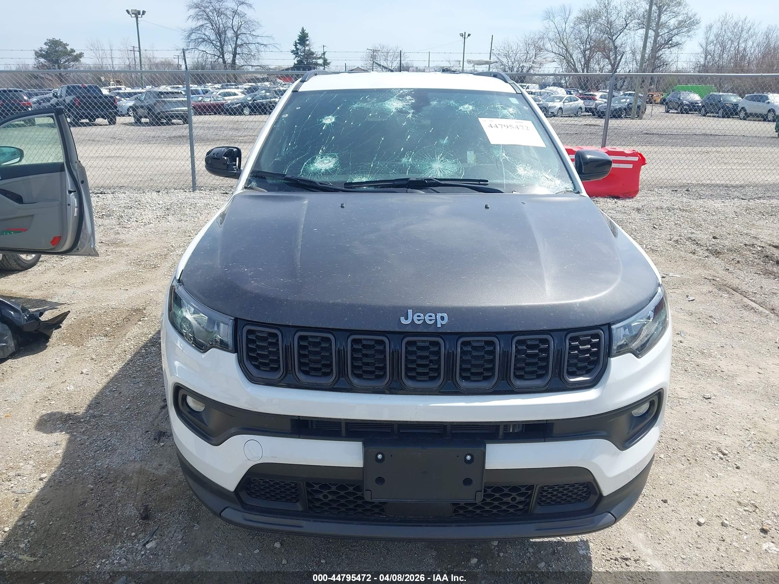 2025 Jeep Compass Latitude 4x4 White vin: 3C4NJDBN2ST569067