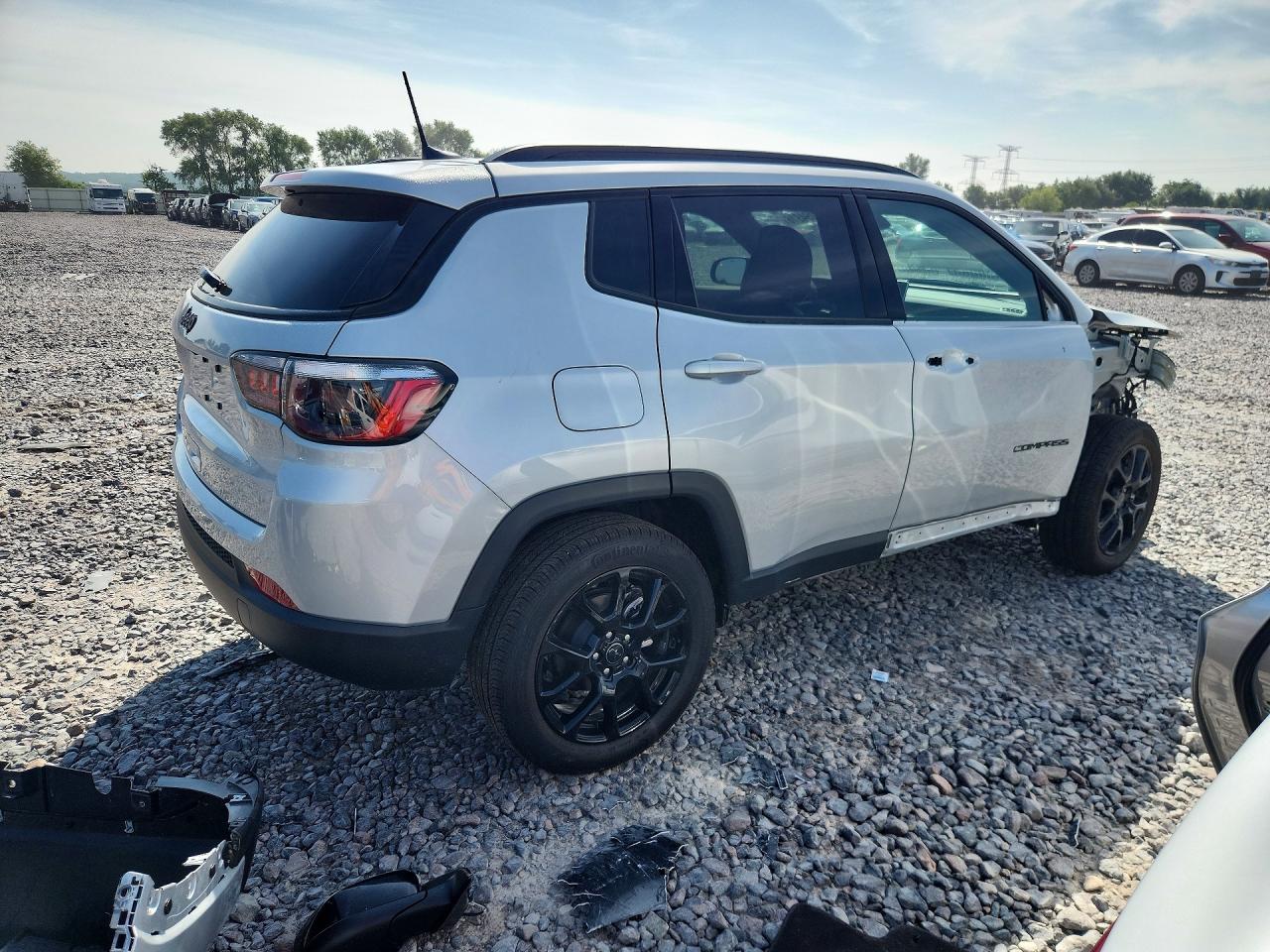 2026 Jeep Compass Latitude Silver vin: 3C4NJDBN3TT180410
