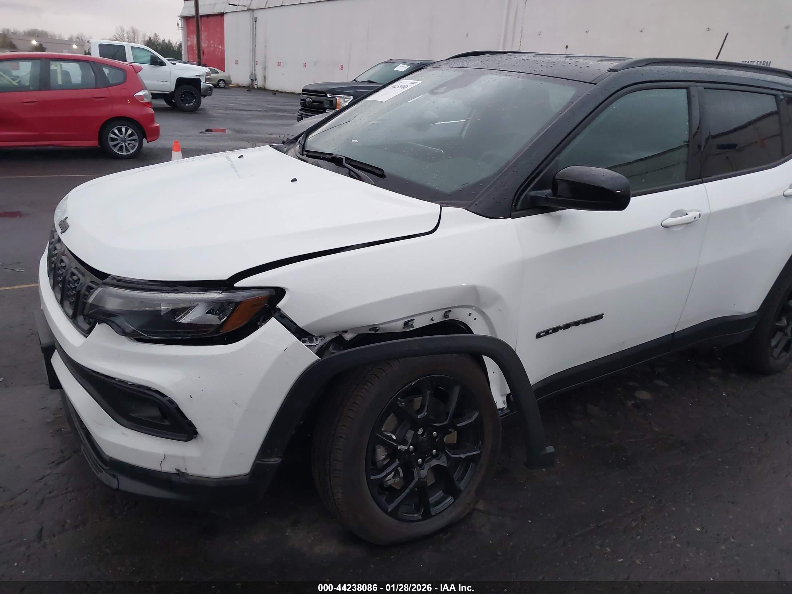 2024 Jeep Compass Latitude 4x4 White vin: 3C4NJDBN4RT166945