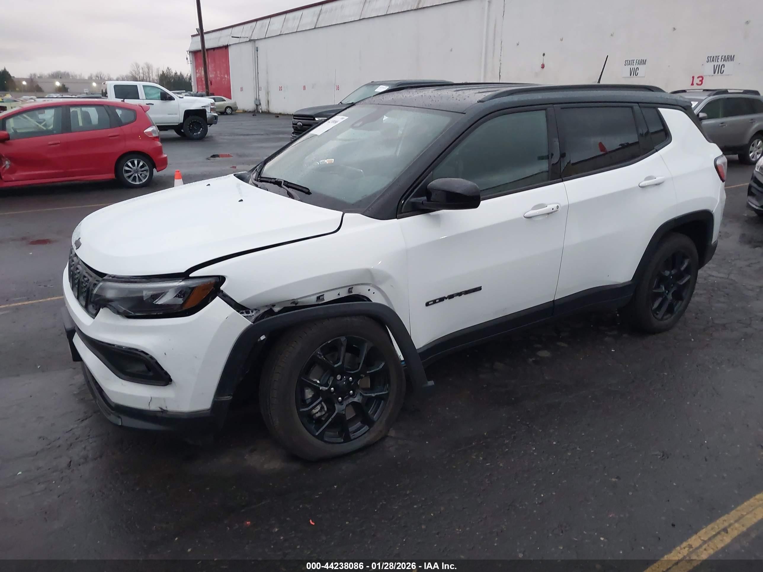 2024 Jeep Compass Latitude 4x4 White vin: 3C4NJDBN4RT166945