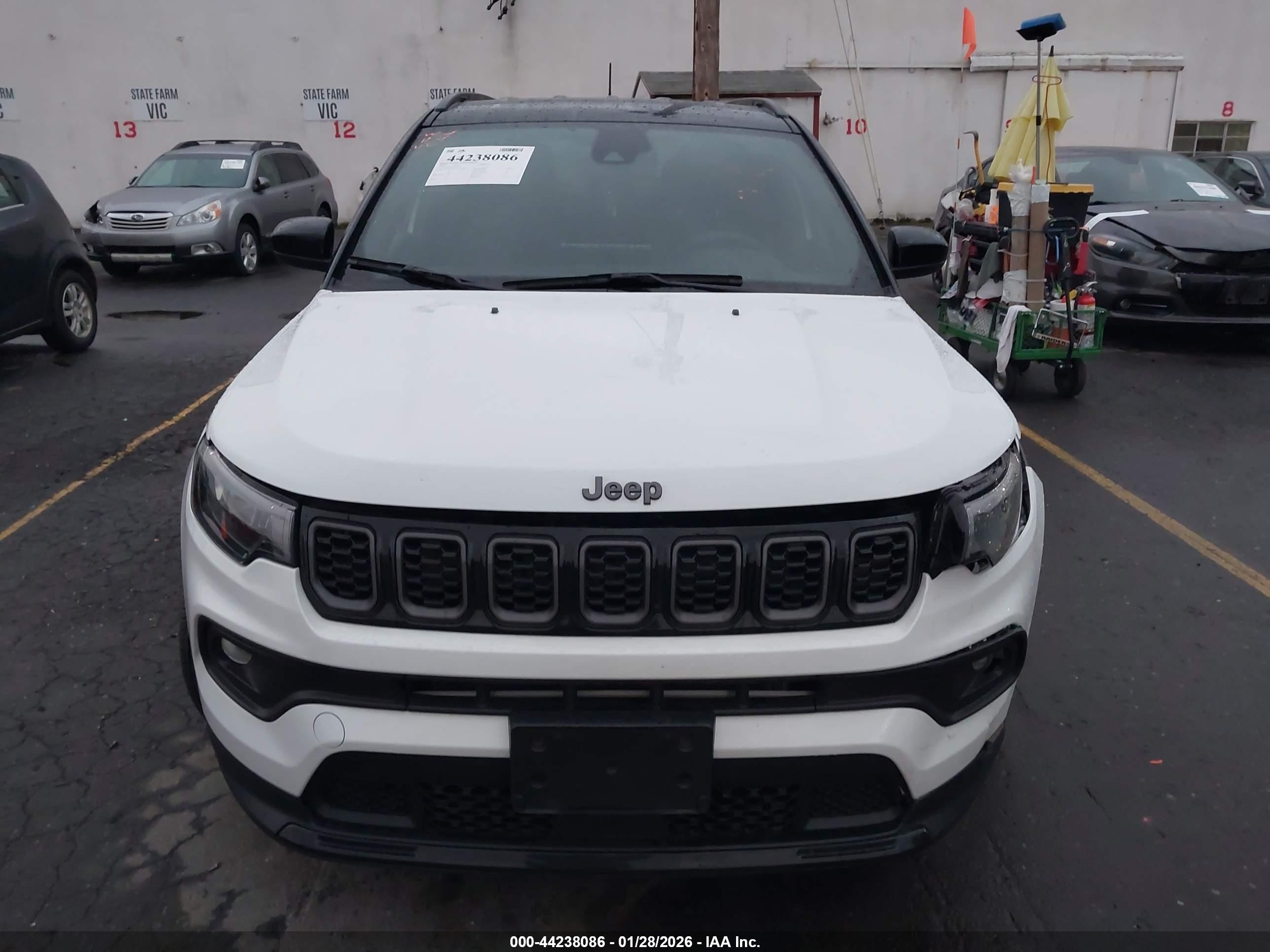 2024 Jeep Compass Latitude 4x4 White vin: 3C4NJDBN4RT166945
