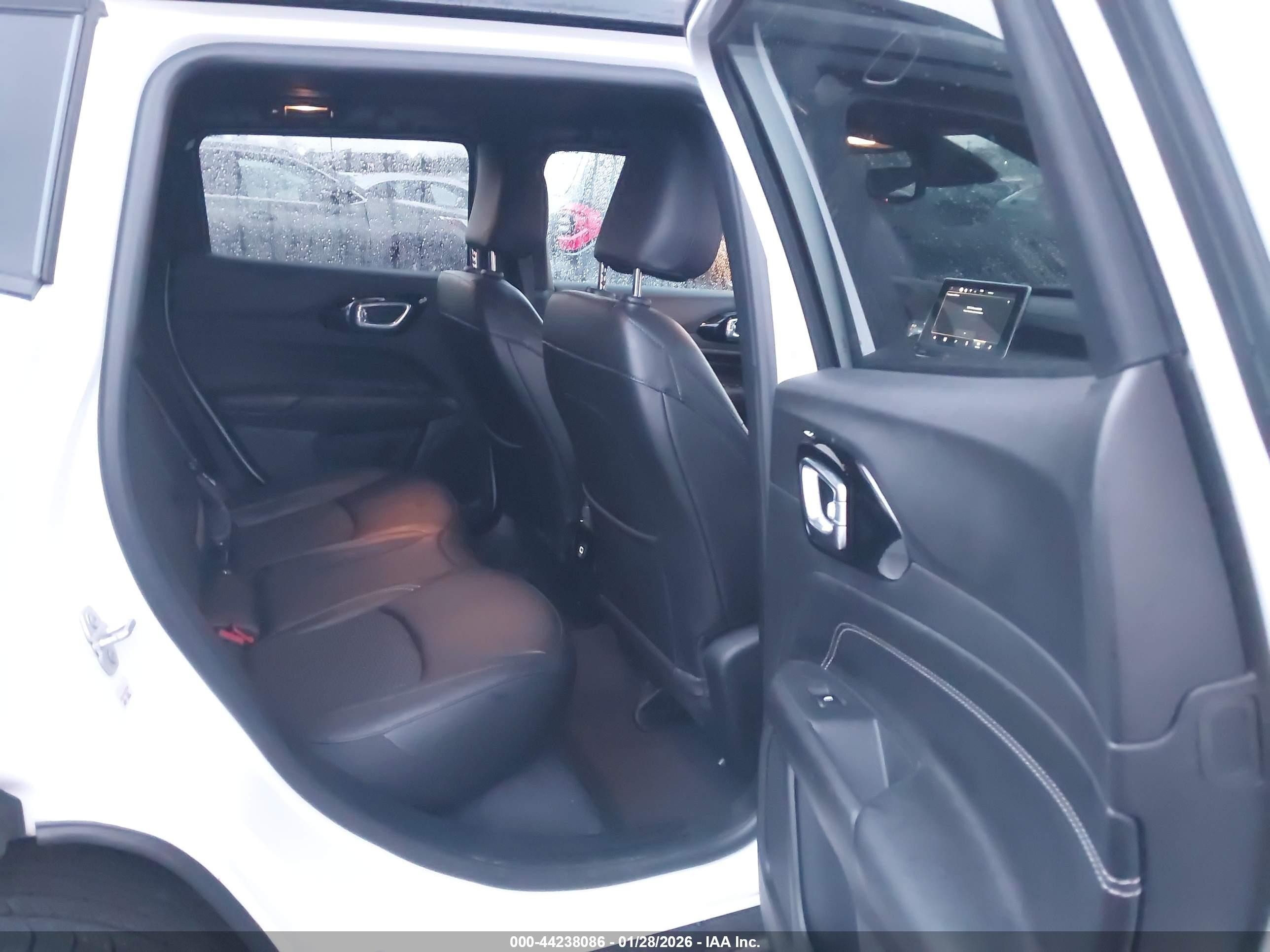 2024 Jeep Compass Latitude 4x4 White vin: 3C4NJDBN4RT166945