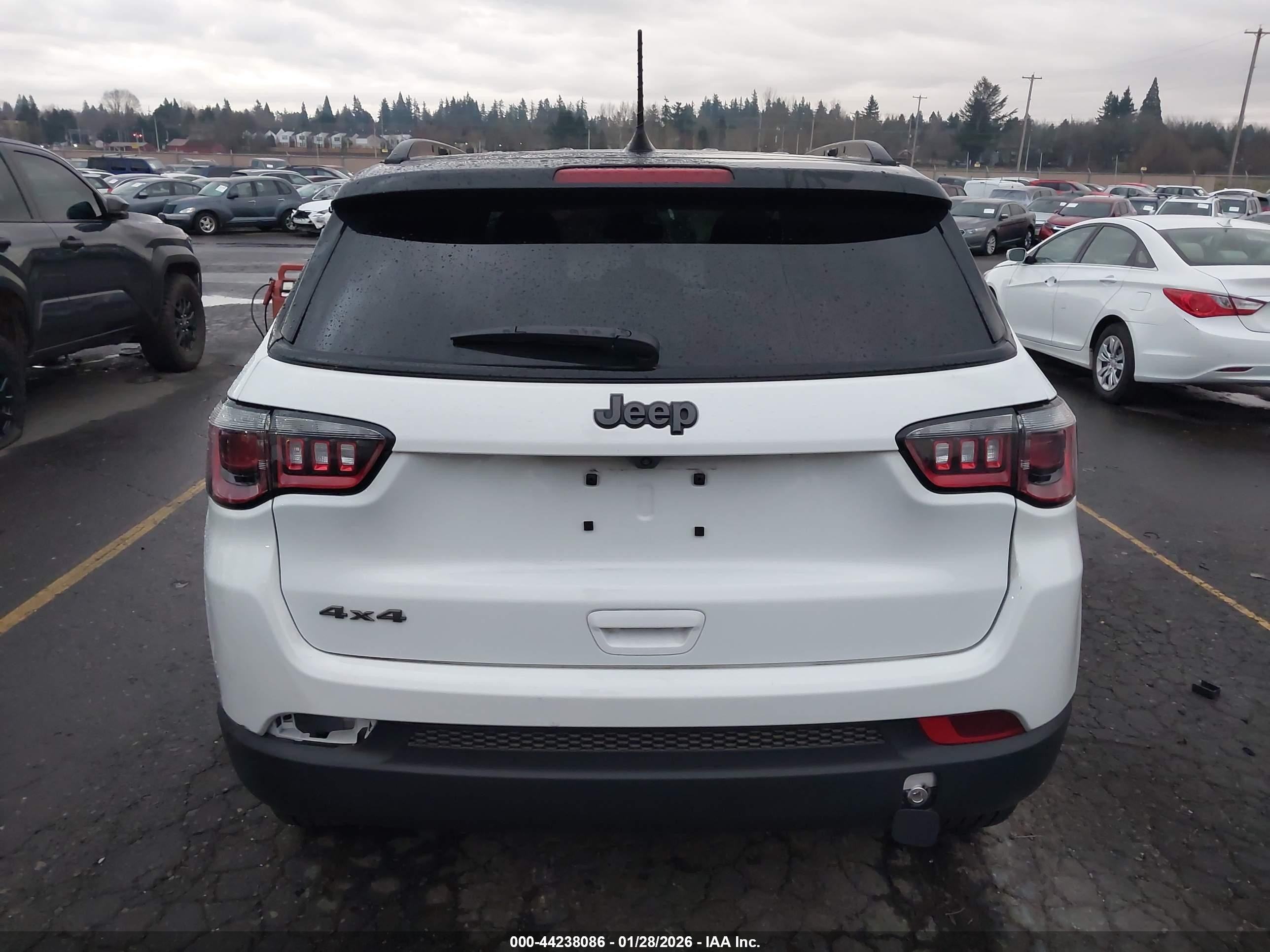 2024 Jeep Compass Latitude 4x4 White vin: 3C4NJDBN4RT166945