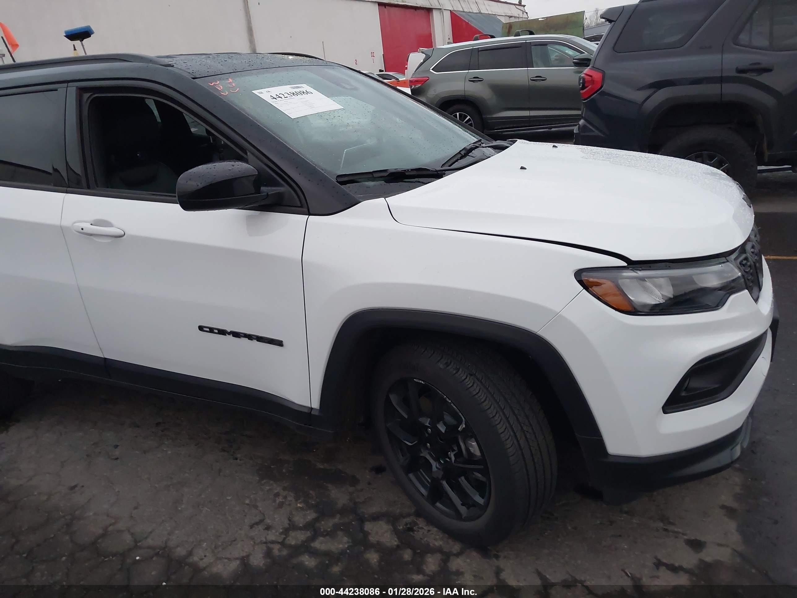 2024 Jeep Compass Latitude 4x4 White vin: 3C4NJDBN4RT166945